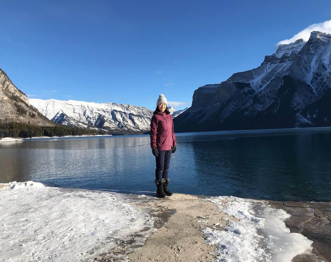 石黒エレナのインスタグラム：「Banff . . . #Canada #banff #banffnationalpark #banffcanada #banffalberta #lake #winterlake」
