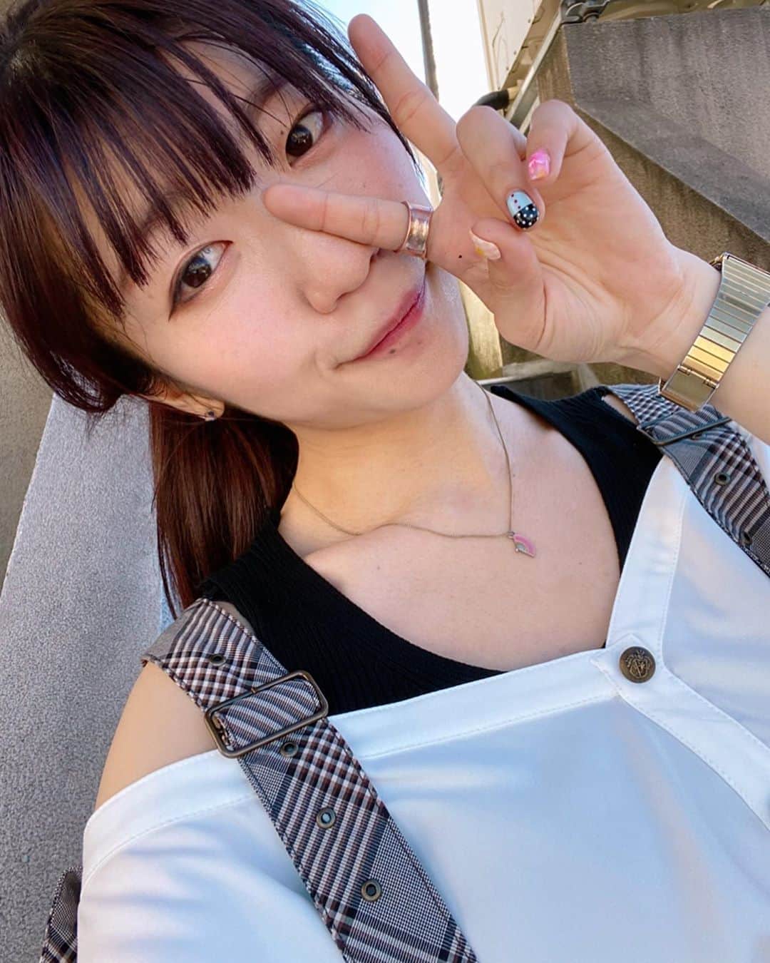 ぱいぱいでか美のインスタグラム：「この前初めてハープピーリング受けました！ 恵比寿にあるSeleneにて。 ꙳ #Selene #恵比寿 #プライベートサロン #ハーブピーリング #スキンケア ꙳ ハーブピーリング興味あったけど よく分かってなかったので笑 友達の紹介に素直に行ってきました！ ハーブピーリングは効果あると聞く分 副作用とか剥けたり痛かったりの印象ありましたが Seleneは全くそんなことなく しかも次の日からメイクOKなので最高でした〜！ (仕事的に丸一日すっぴんのこと中々ないので泣) ターンオーバーを促進してくれるから自分の力で肌を治す方向に持っていけるみたいです。 施術後のツルッツル具合はもちろん 次の日まじでメイク乗りよくてテンションあがりました。 年末年始、仕事もプライベートも予定詰めまくって 結果体調や肌に影響出がちなので いいタイミングで行けてよかったです❤︎ 月1ペースで通うのがいいみたいなので 来月も行けますように。 ２枚目のハーブまみれの私は熟睡してます。 寝るんで、撮っといてくださいって感じだった。笑 100%寝ると思ったらほんとに爆睡で恥ずかしかった。」
