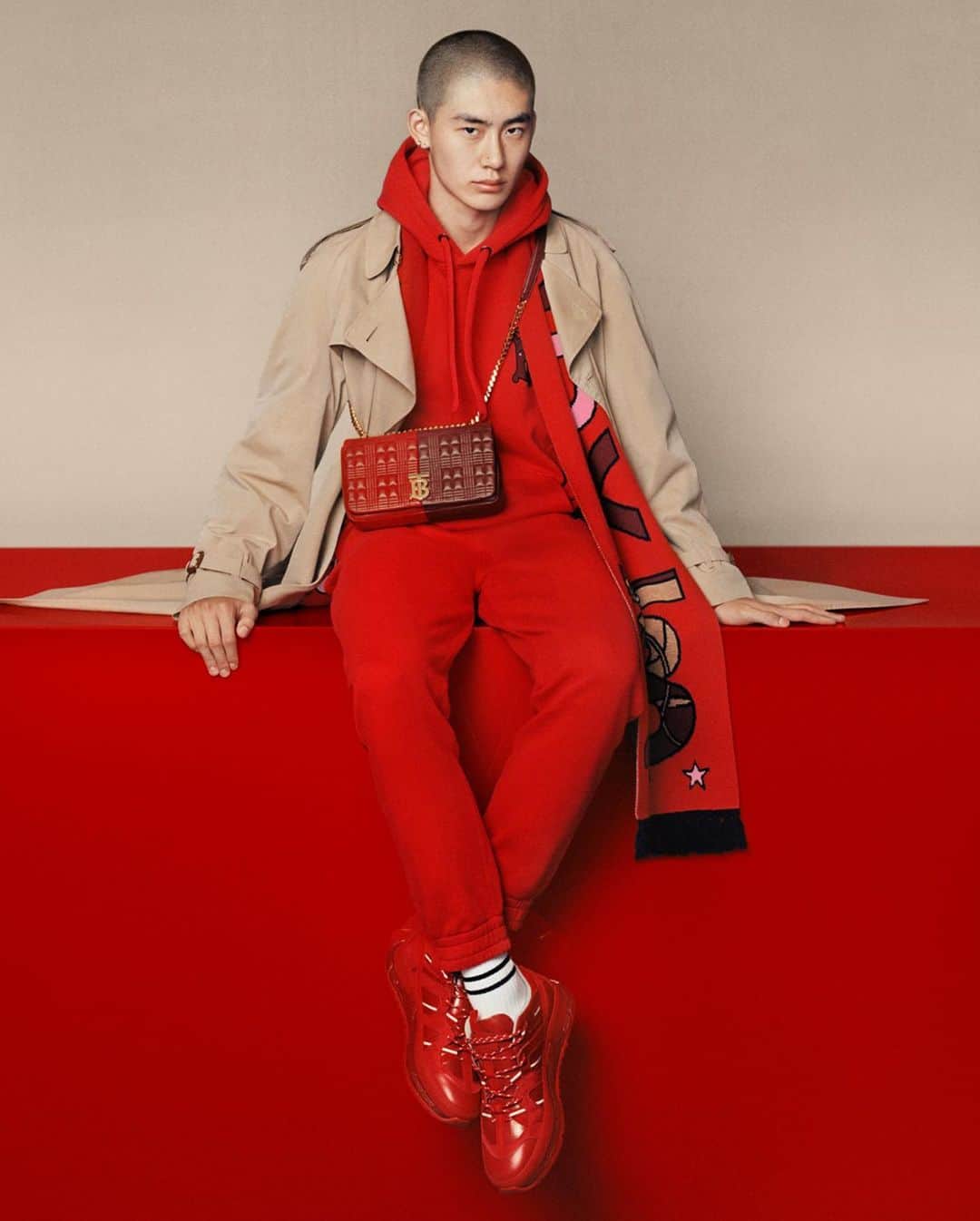 Burberryさんのインスタグラム写真 - (BurberryInstagram)「A vibrant celebration in red – heralding joy, health and happiness for the Year of the Rat. From refined tailoring to sports-influenced separates – distinctively detailed with a new family of Burberry signatures inspired by the Chinese zodiac . #BurberryChineseNewYear #HeCong #LiangJiyuan」12月31日 0時28分 - burberry