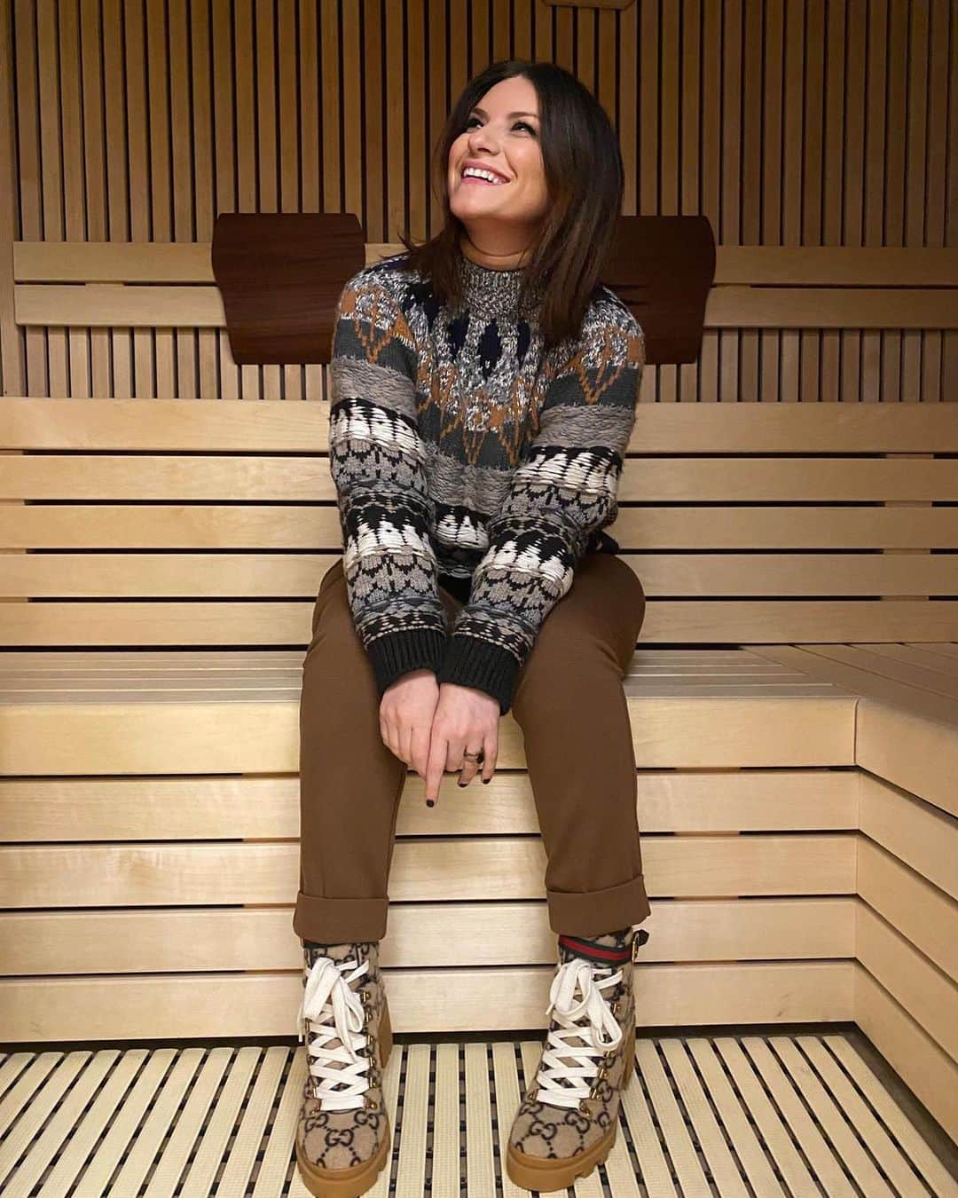 ラウラ・パウジーニさんのインスタグラム写真 - (ラウラ・パウジーニInstagram)「Oggi ho così tanto freddo che... mi sono chiusa in sauna vestita!  Hoy tengo tanto frío que... me encerré en la sauna vestida.  I’m so cold today that... I have stuck myself in a sauna with clothes on!  Hoje estou com tanto frio que... me fechei em uma sauna vestida!  Aujourd’hui, j’ai tellement froid que... je me suis enfermé dans un sauna habillé !  Photo: @paolocartaofficial  #Sauna #Cold #Winter」12月31日 0時28分 - laurapausini