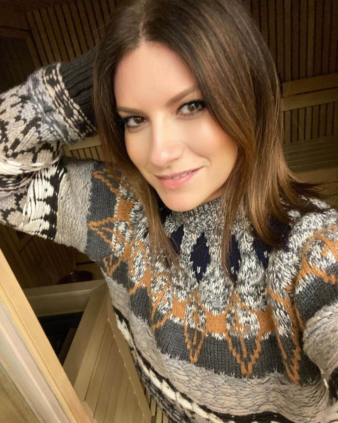 ラウラ・パウジーニさんのインスタグラム写真 - (ラウラ・パウジーニInstagram)「Oggi ho così tanto freddo che... mi sono chiusa in sauna vestita!  Hoy tengo tanto frío que... me encerré en la sauna vestida.  I’m so cold today that... I have stuck myself in a sauna with clothes on!  Hoje estou com tanto frio que... me fechei em uma sauna vestida!  Aujourd’hui, j’ai tellement froid que... je me suis enfermé dans un sauna habillé !  Photo: @paolocartaofficial  #Sauna #Cold #Winter」12月31日 0時28分 - laurapausini