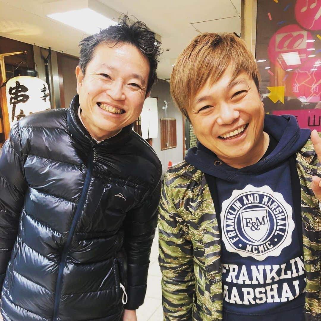 土肥ポン太さんのインスタグラム写真 - (土肥ポン太Instagram)「10年ぶりにコンビ時代の相方と再会した。どこかで見かけた事がある人と顔を見ていると「なーに見とんのじゃー❗️」と言われて相方と確信しました。懐かしい。。。 #スキヤキ #土肥ポン太 #古高 #なーに見とんのじゃ #そんなギャグをやってた #フルーツ大統領」12月31日 0時32分 - dohi_ponta