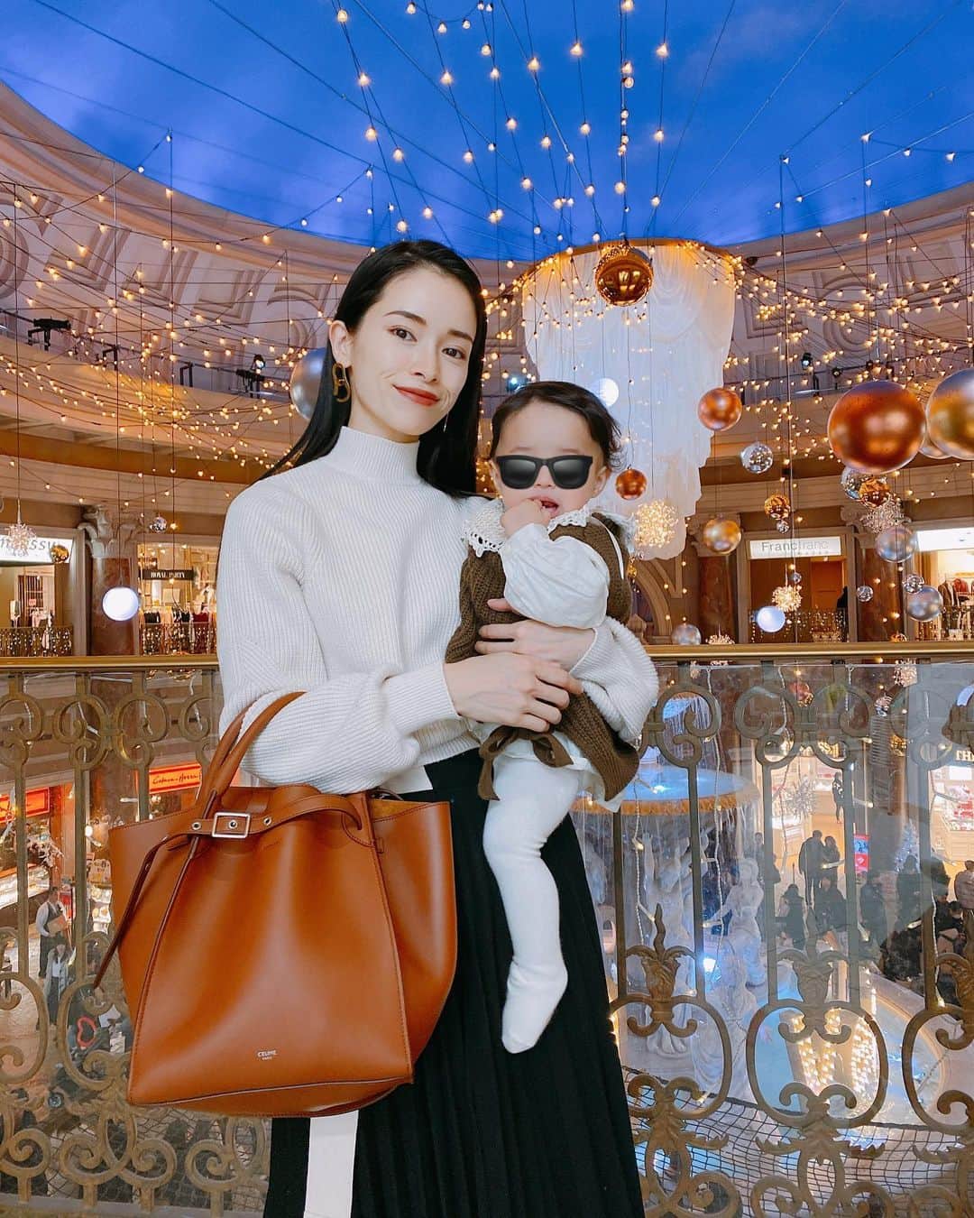 のインスタグラム：「お台場のヴィーナスフォートの 噴水のところ。 1日に数回雪みたいなのが降るのが めちゃくちゃ綺麗でした😎 .  #baby  #momlife #mommylife #mommy #kidsgram_tokyo #babyphotography #babyphoto  #ママリ #育児 #男の子ママ #女の子ママ #コドモノ #ベビフル #mamanoko #ママライフ  #3歳 #1歳  #二人育児 #motherof2 #motherhood  #ootd #fashion #basic #coordinate #outfit #osayocode  #今日のコーデ #シンプルコーデ #ファッション」