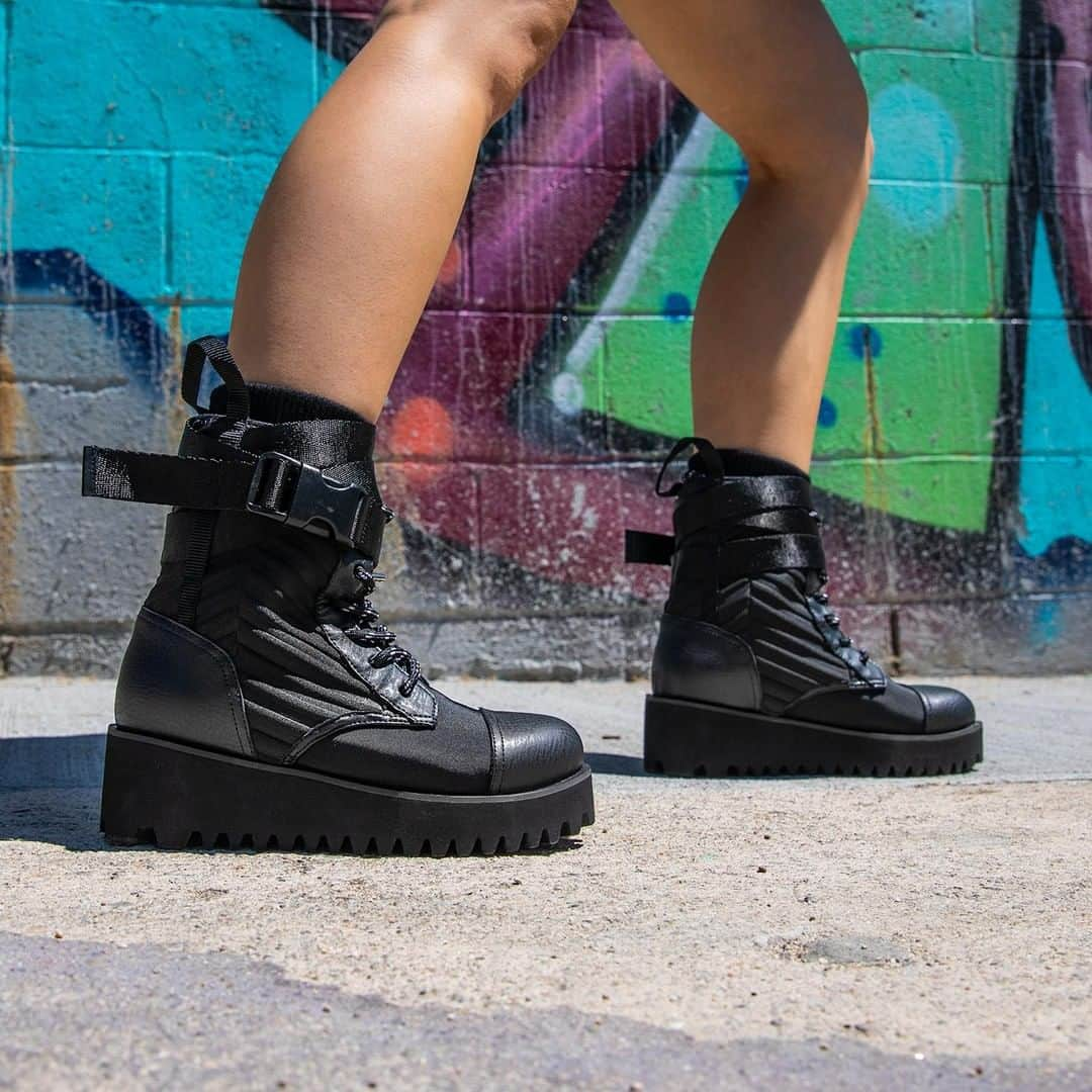 ユナイテッドヌードさんのインスタグラム写真 - (ユナイテッドヌードInstagram)「The COMBAT TEK //// A neoprene combat boot equipped with faux fur and a cleated platform sole //// AW19 . . . #unitednude #fashion #architecture #killerheels #hautecouture #design #heels  #footwear #footweardesign #fashionfootwear #autumn #style #winter #autumnwinter #shoegame #streetstyle #lookoftheday #instafashion #instastyle #solecollector #minimalmovement #streetlook #aw19🔥 #aw19trends #aw19colors #aw19collection #aw19fashion」12月31日 0時55分 - unitednude