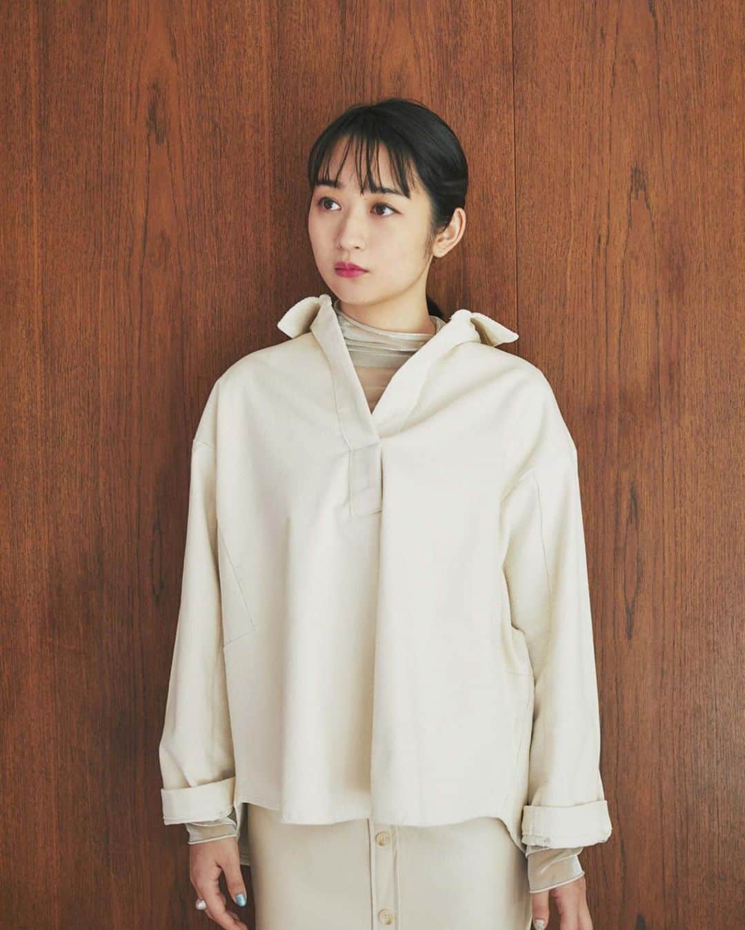 小川暖奈のインスタグラム：「私が海外で実際にセレクトしてきた洋服、今日から @andronlineshop さんで一部販売開始されました！ まだ販売していないアイテムは、年明けから随時販売されていきます！🤍 . @andronlineshop さんのHPからご購入いただけます！どうぞよろしくお願いします🌹🌹🌹 . . 🤍スキッパーコーデュロイシャツ🤍 5,900yen＋tax」