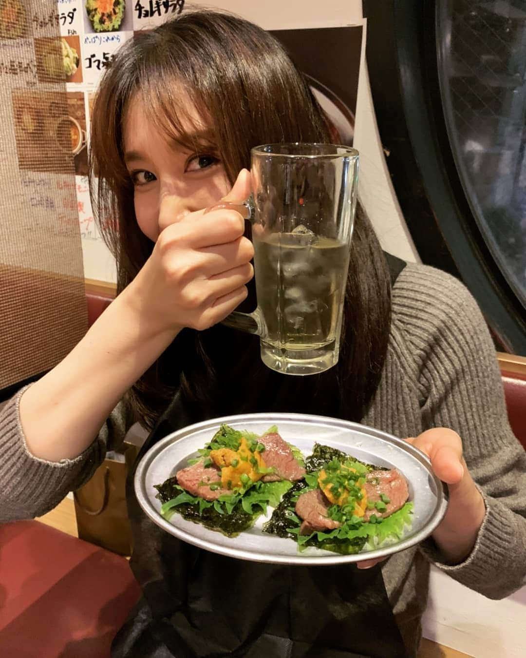 三津谷葉子さんのインスタグラム写真 - (三津谷葉子Instagram)「2019年も残すところ、あと１日ですね。  いかがお過ごしですか？  私は美味し過ぎる焼き肉を７人前ほど頂き、2019年を幸せに締めくくる事ができました♡  なかなか更新しないインスタを今年も温かく見守って下さった皆様には感謝の気持ちでいっぱいです🙇  良いお年をお迎えください♡  #焼き肉ふたご#美味し過ぎて#食べ過ぎて#幸せ過ぎた#ハイボールを持つ右手の逞しさよ」12月31日 0時50分 - yoko_mitsuya