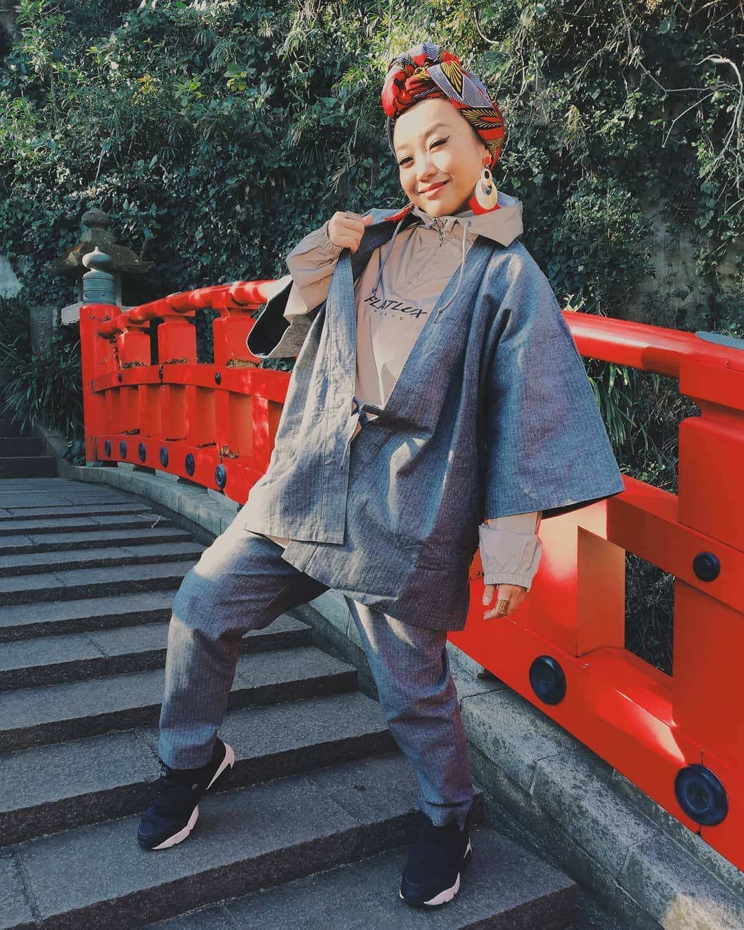 COMA-CHIのインスタグラム：「Thank you for all my fans on the earth 2019🌍🌈so appreciated everyone supported me!! I'll show you guys more beautiful music and some essence of JOMON in 2020🔥🐲 2019年もラスト1日となりました！今年も各所でお世話になった皆さま、応援して下さったファンの方々に感謝です❤ 来年はファンの皆さまとより深く繋がり、愛を還元するべくオンラインサロン「JOMON BASE.」や、ホロスコープを使った自分軸コーチングなど新しい活動を始めます！ さらに来年早々、新曲もお披露目予定！✨ (写真は次作のMV撮影にて。衣装は @flatlux !!!! ) 2020年も皆に幸せお届けするため、多動力で邁進して参りますのでよろしくお願い致します😊🌈 それでは皆さま、良いお年を〜！！！」