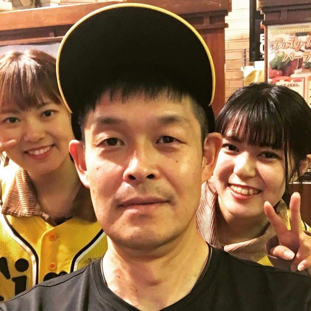 山田スタジアムのインスタグラム：「来年は優勝信じているよ  #阪神タイガース #わらし姉妹  #わらし姉妹ちゃん  #信じているよ #優勝祈願 #2020」