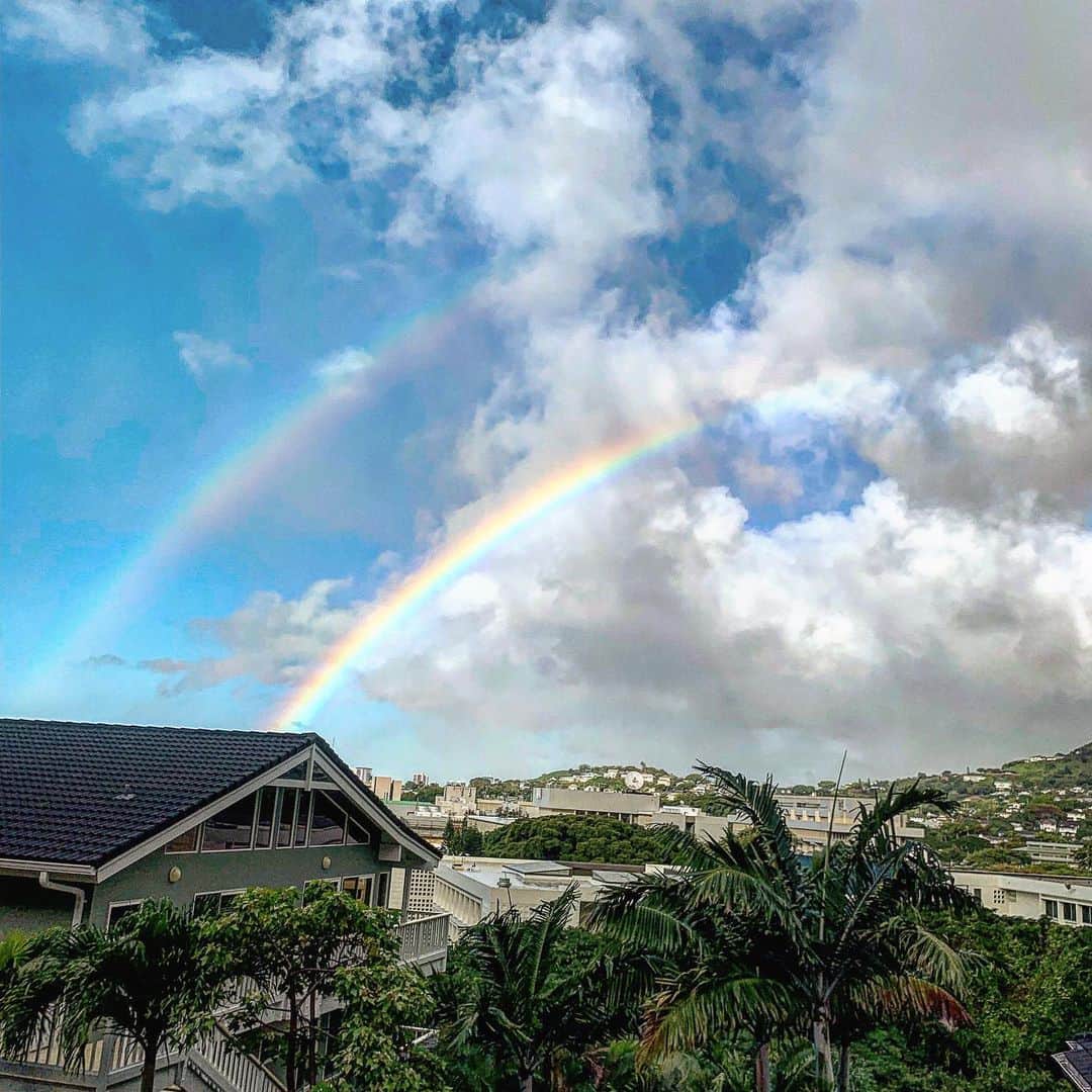 川島幸美さんのインスタグラム写真 - (川島幸美Instagram)「「No Rain, No Rainbow」 雨が降らなければ虹は出ないという 意味があるレインボー🌈 . 辛いことや悲しいことがあっても、 その後には幸せもやってくるってこと👍✨ . 嬉しいダブルレインボー🌈🌈 2020年に訪れる幸せは2倍ってことねww❤️」12月31日 1時01分 - yukimikawashima
