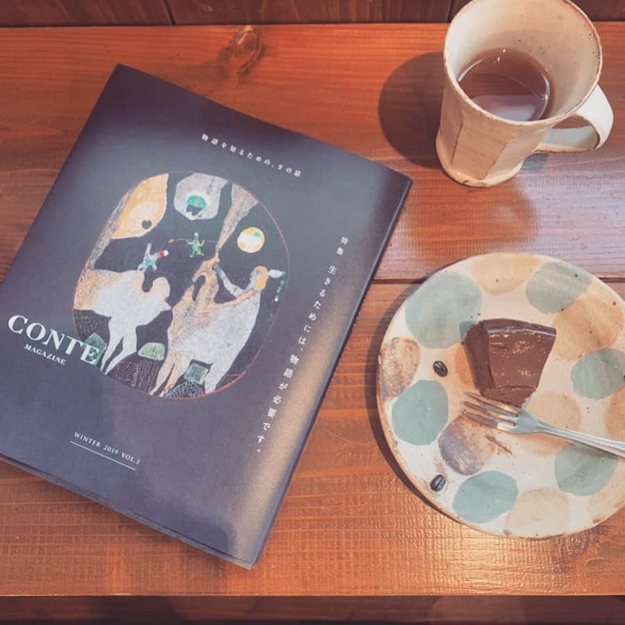 akikoさんのインスタグラム写真 - (akikoInstagram)「首里城近くに佇むCONTE。ここのご夫婦の人柄なのか、集まるモノや人たちも、お店の雰囲気も、もちろん料理も、最高なのです。  美保さんが編集されたCONTE MAGAZINEもとても素敵で。今こそこういう雑誌がとても貴重に思います。読むのが楽しみ。  昨日のライブでは会いたかった大切な沖縄の友人たちにもたくさん会えたし、終始温かく和やかで幸せな時間でした。美保さん亮さん、そしていらしてくださったすべてのみなさんに感謝！創さん、お疲れ様😊  ライブ前に創さんと首里城の様子を観に行きました。ここはほんとに美しくて気持ちいい場所。復旧を願うとともに、前に進もうとする首里の人たちを、心から応援しています。  今年も残すところあと1日。 #conte #contemagazine #首里」12月31日 1時02分 - akikojazz