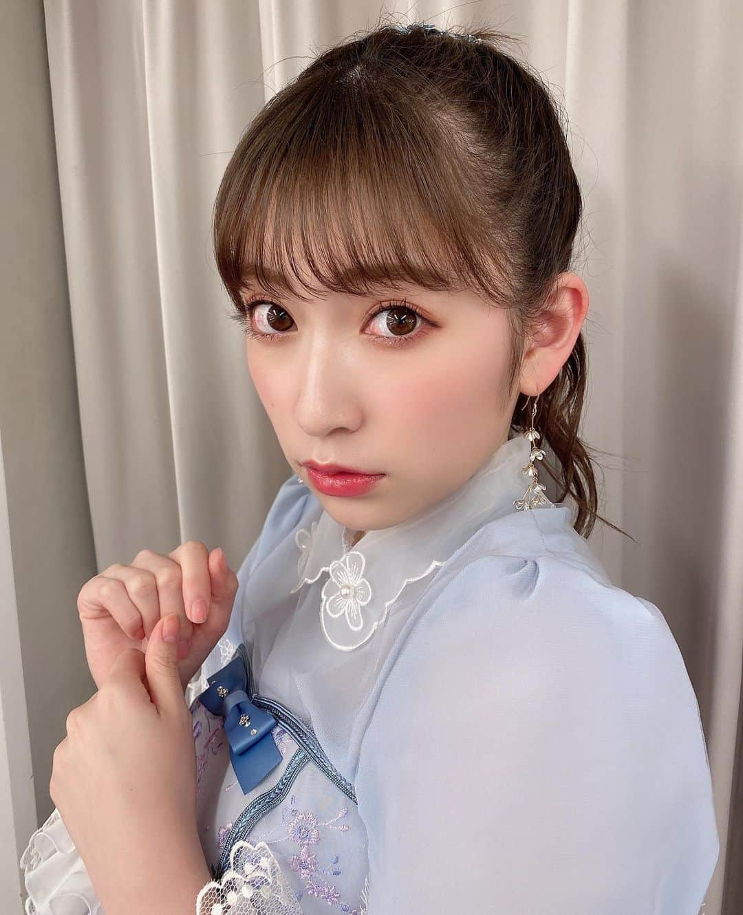 吉田朱里さんのインスタグラム写真 - (吉田朱里Instagram)「#レコード大賞 ポニーテールは気合が入ります✨ . 新しい衣装のピアス超可愛い💖 お気に入りですっ . 3枚目何故か動画になったww . アイシャドウは #BIDOL の新作だよ！ #アカリンパレット　🎨 年明けにはもう少し詳しく紹介出来そう！ . リップも @bidol_official の #やきもちピンク 💕💕 . #makeup #ポニーテール #メイク #ピンクメイク　#アカリップ #akb48 #nmb48」12月31日 1時03分 - _yoshida_akari