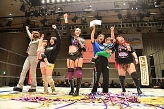 桜花由美さんのインスタグラム写真 - (桜花由美Instagram)「1.1はwave新木場大会！  元日が戦い始め！  Yシャツマッチあるよー！  年末年始は忙しいけど、乗り切るぞー！  ホームページに昨日の後楽園大会の寸評と写真アップしたよー！  #wavepro #プロレスリングwave ‪#プロレス ‬ ‪#プロレスラー ‬ ‪#女子プロレス‬ ‪#prowrestling‬ ‪#プロレスリングwave‬ #桜花由美 #波ヲタ全員集合  #波ヲタ #歌舞伎町ちゃんす #歌舞伎町女子プロレスバーちゃんす #変わった店  #面白い店 #年末  #後楽園大会 #赤井沙希  #ddtpro #元日  #戦い始め」12月30日 16時05分 - ohkayumi