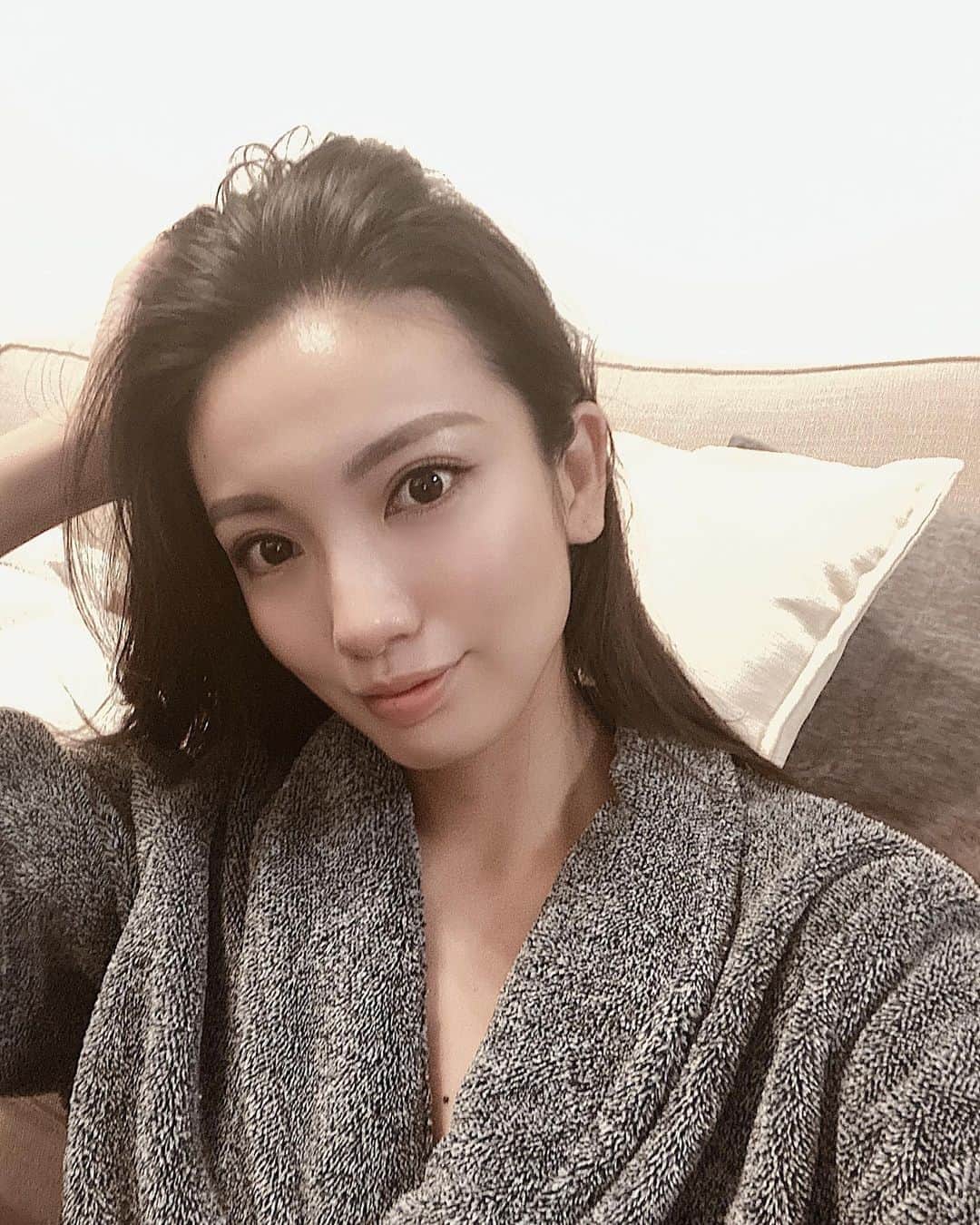 吉田愛璃のインスタグラム：「. . 忘年会続きで寝不足・外食続きで 体パンパンだから ベジパワー飲みながらゆっくり半身浴🛁  さて今日はファミリー忘年会🤟 年明けたら食事整えよ。笑」