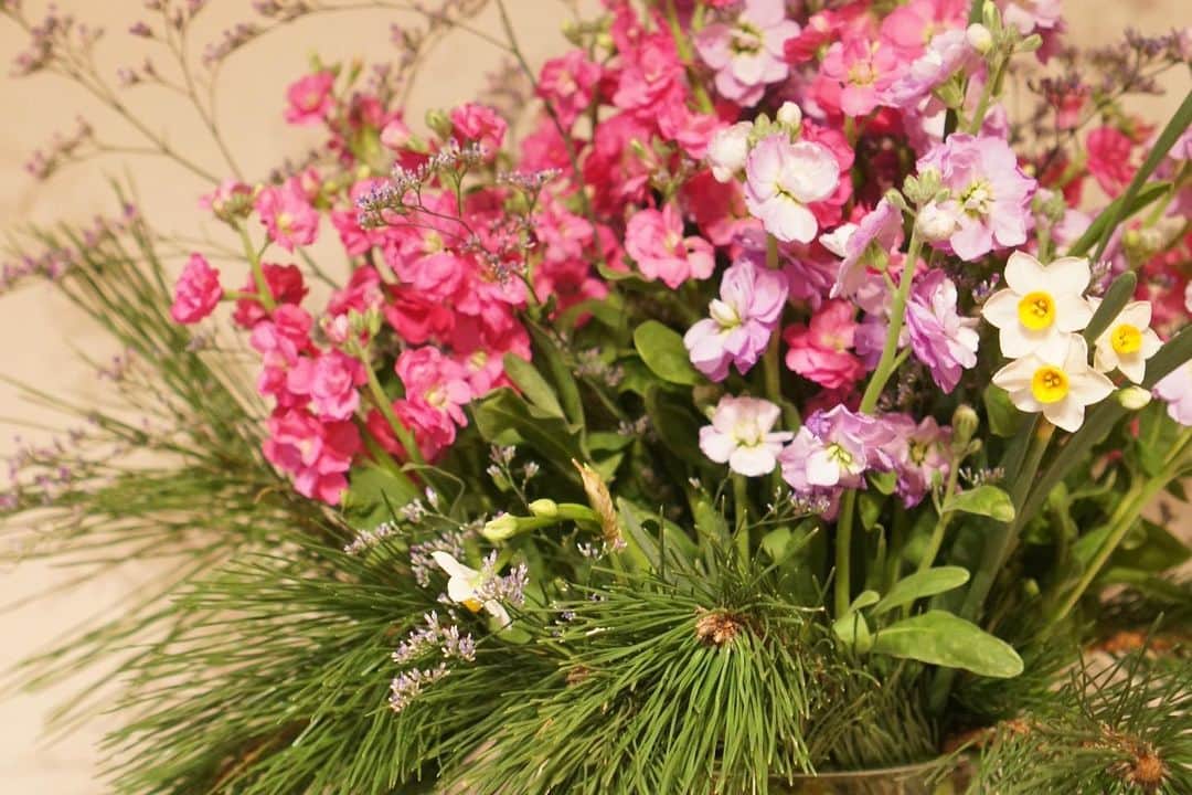 池上真麻さんのインスタグラム写真 - (池上真麻Instagram)「普段はアーティフィシャルフラワー(造花)で、たまに生花を飾る生活。最近は娘が選んだお花を中心に私がプラスして完成させるスタイルなので、思わぬ作品ができて楽しい。 新年を迎えるお花はこんなお花になりました。 水仙の香りを気に入ったよう。 こちらはリビングの飾り棚の大きなお花。 . #生花 #松　#ポピー　#水仙 #新年 #年末年始 #姉妹ママ」12月30日 16時07分 - marsaikegami