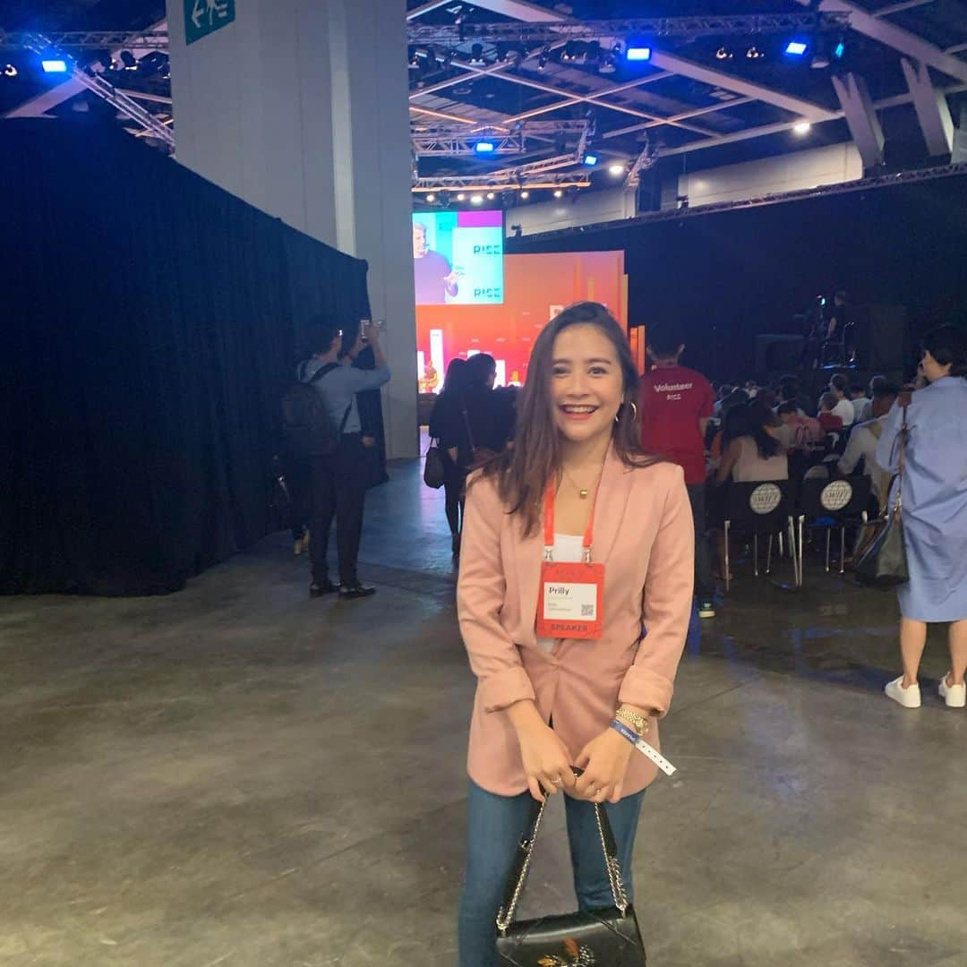 Prilly Latuconsinaさんのインスタグラム写真 - (Prilly LatuconsinaInstagram)「my highlight moments of 2019.  i was able to share my thought in the international conference, i received an award from my university, Danur3 hit box office again, i met my bestfriends who became my family, MY BDAY!!, came back to Youtube and shared my story, My dream house is almost done! despite every tears and down moments, im super grateful for every laughter, happiness and achievement. i can get through everything, to become stronger and happier. thank you for those who always be there for me! i love you all. i promise you there are gonna be a lot of surprises in 2020! can't wait to share them with you all ❤️❤️❤️❤️❤️❤️❤️❤️❤️❤️❤️ good bye 2019! i enjoyed my roller coaster ride! 🎢」12月30日 16時08分 - prillylatuconsina96