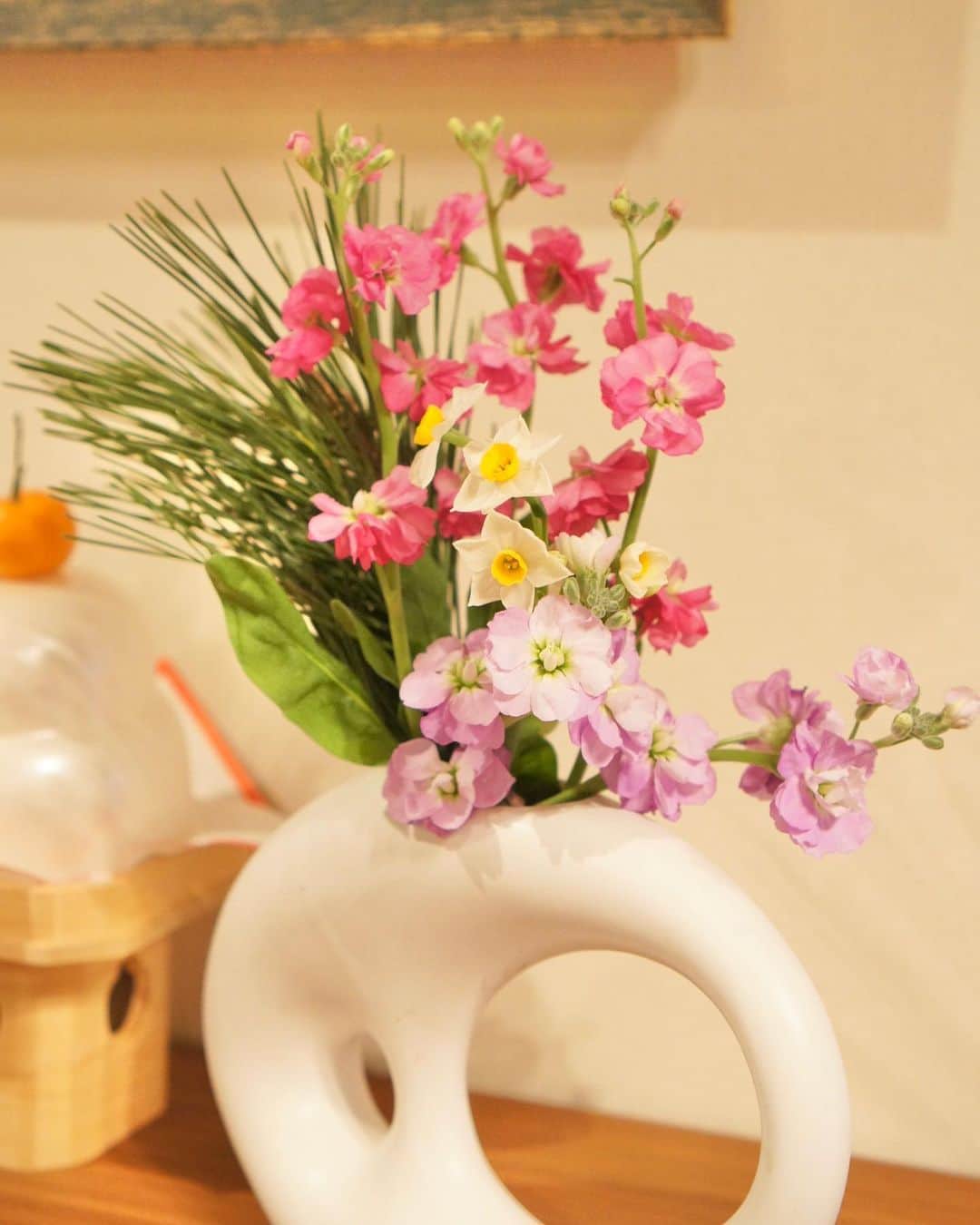 池上真麻さんのインスタグラム写真 - (池上真麻Instagram)「普段はアーティフィシャルフラワー(造花)で、たまに生花を飾る生活。最近は娘が選んだお花を中心に私がプラスして完成させるスタイルなので、思わぬ作品ができて楽しい。 新年を迎えるお花はこんなお花になりました。 水仙の香りを気に入ったよう。 こちらはリビングのコンソールの小さなお花。華道を習っていた頃の池坊の花器。 . #生花 #松　#ポピー　#水仙　#池坊 #新年 #年末年始 #姉妹ママ」12月30日 16時09分 - marsaikegami