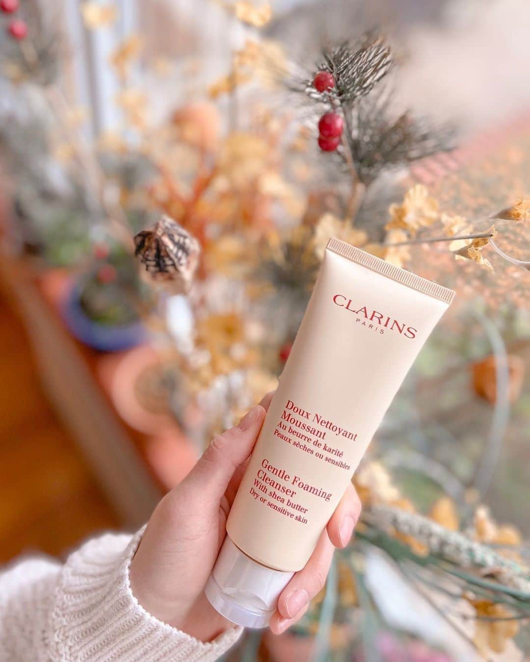 ClarinsUKさんのインスタグラム写真 - (ClarinsUKInstagram)「“Back when I was in college and had trouble skin, Clarins was the only brand I used and trusted. Unlike other cleanser out there, the Clarins Gentle Foaming Cleanser is rich in Shea butter and Pro-Vitamin B5, preventing moisture loss and leaving skin feeling soft and supple.” @packmeinursuitcase ✨」12月30日 16時10分 - clarinsuk
