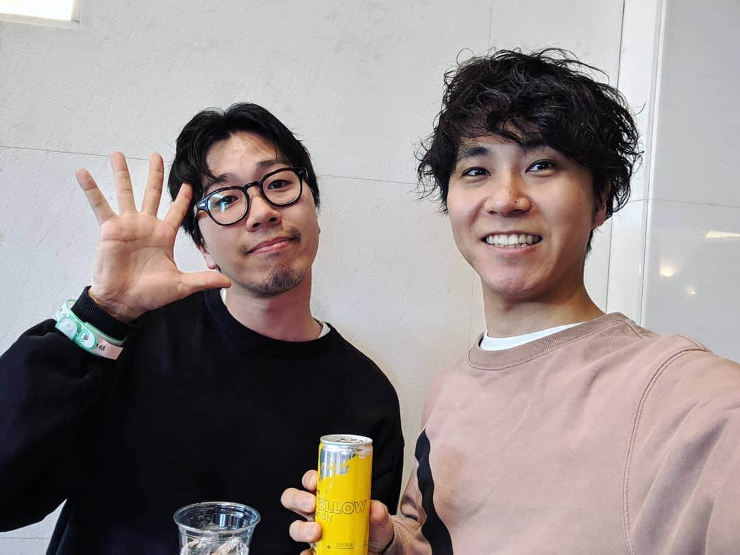 磯貝サイモンさんのインスタグラム写真 - (磯貝サイモンInstagram)「昨日はflumpoolで「COUNTDOWN JAPAN 19/20」幕張メッセでした！入場規制かかってたみたい。満員！写真は楽屋でバッタリしたandrop前田くんと。僕の2/1ニューシングル発売記念ライブでもbass弾いてくれますよー！  そして今日は大阪城ホールでflumpool年末ライブ。一発勝負ってキンチョーするねー！楽しみます♪」12月30日 16時10分 - simon_isogai