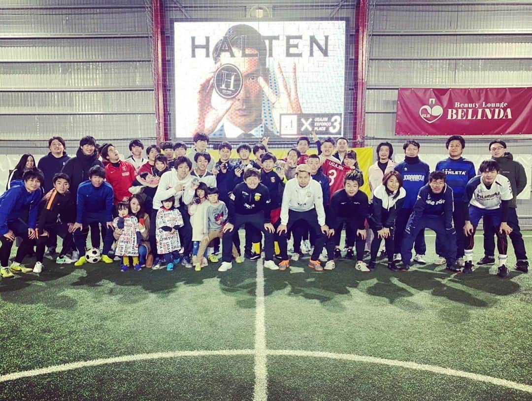 マキヒカのインスタグラム：「. . 昨日、最高の蹴り納めが出来ました😘宇賀神選手のグランドで槙野選手のヘアジェルHALTEN主催のフットサル大会が開催されました😜 午後の部では撮影させて頂き、R.W.S.の皆さんとチームマキヒカを組んで参加しました😘動画おたのしみに！！そしてTwitterには動画あげましたが2019年皆さんありがとうございました！！ . . #宇賀神友弥　選手　#エスフォルソ #槙野智章　選手　#HALTEN #梅ちゃんのゴールパフォーマンスひいた #フットゴルファーの圧巻のプレーもひいた #動画投稿お楽しみに #あけましておめでとう #閉めましてさようなら」