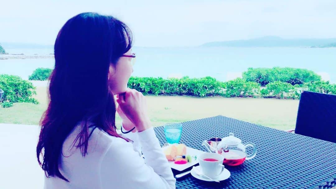 花總まりさんのインスタグラム写真 - (花總まりInstagram)「今年一年のデトックスの旅。 最近は国内の旅が大好き^_^ 近いし、言葉は通じるし、ストレスゼロ。 海外に行かなくても素敵な所が沢山🤗 相変わらずヘルシー&運動できる所へ💪🏻 #沖縄大好き #海はとっても綺麗 #静かに過ごす」12月30日 16時15分 - hanafusamari_official