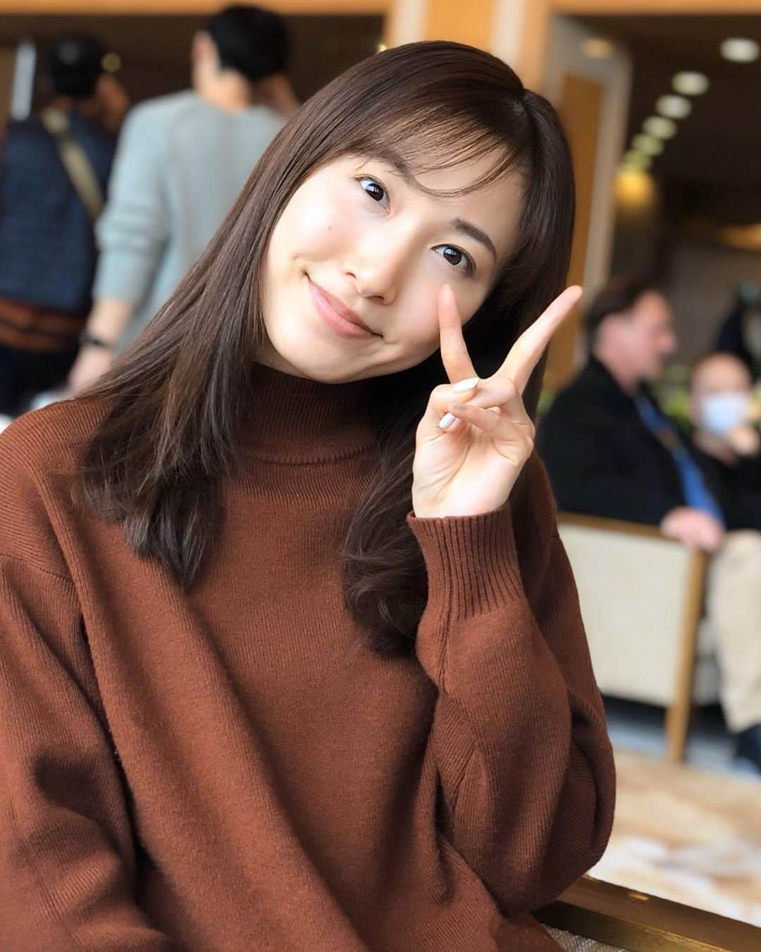 実咲凜音さんのインスタグラム写真 - (実咲凜音Instagram)「. 2019の年末は 地元に帰り 家族で#有馬グランドホテル に 泊まりました☺️ 金泉、銀泉の温泉♨️はもちろん お部屋にも露天風呂があり‼︎ なんとお部屋のお風呂を 薔薇風呂に❗️ 可愛い〜綺麗〜癒し〜  薔薇のいい香りがします✨  ほらっ。 こんなにも沢山！！！ これ、全部入れるねん🤩  凄いよね😄  お食事は #ダイニング時分時 さんにて🍴 ちょうどいい量で✨ 全て美味しく頂きました🥴  夜のお部屋からの景色もGOOD👍  アクアテラスと 貸切風呂も 綺麗で贅沢な空間です😋  そしてなんと ワンちゃんも泊まれるみたいですよっ🐶 こんな所もあるの。  愛犬温泉。  ワンちゃんの足湯。  可愛すぎる。 🐕🦮🐕‍🦺🐩🦮🐕🐕‍🦺🐩🐕 まるでこの洋服、プードルよね🐩。 という事で 2019年の最後は、 みんなでゆっくり温泉でした♨️ 最高でした❣️ 家族でゆっくり温泉にきたりしたのも いつぶり⁉️ という感じだったので、来れてよかったです😄  皆さんも年末を満喫していますか〜❓ ゆっくりされて下さいね〜  そして、 また2020年お会いしましょうね〜😊✨ みりおん。 #2019年末 #ゆっくりできました #温泉に入りすぎて #体がぽかぽか #また2020に #元気でお会いしましょう」12月30日 16時21分 - misaki_rion