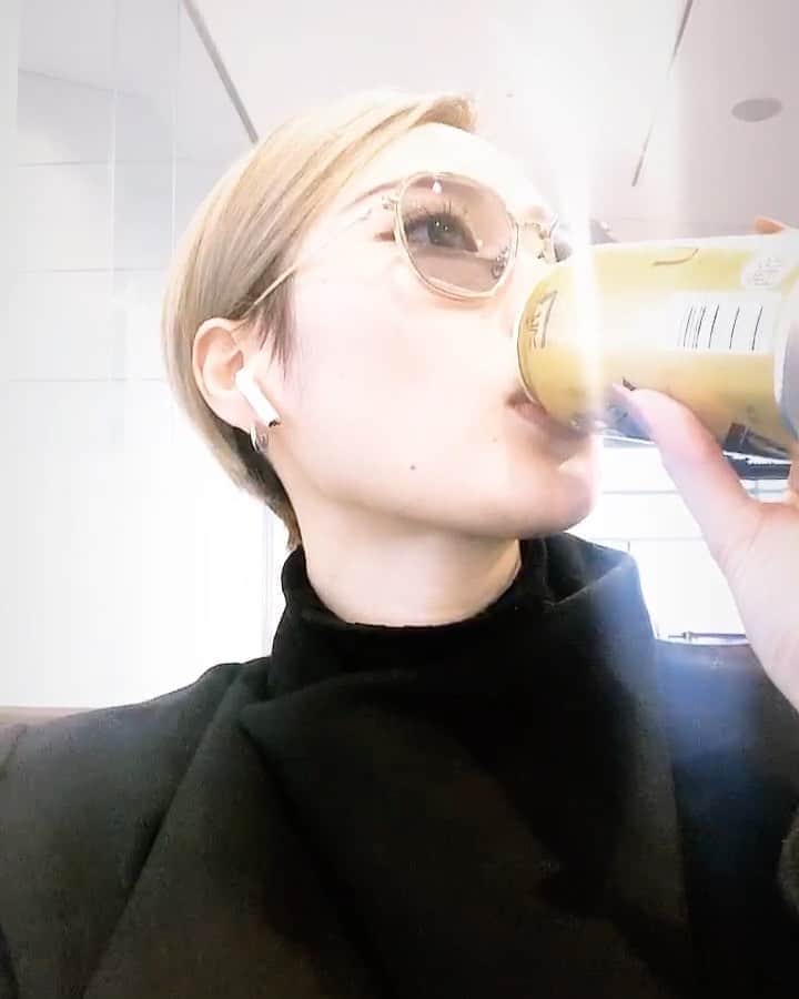 浅野琳のインスタグラム：「... 鹿児島帰ります。 空港で呑むビールってなんでこんなに美味しいの #yebisubeer #airport #ビール中毒　#浅野琳」