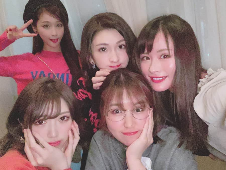 まあみさんのインスタグラム写真 - (まあみInstagram)「2019年最後の忘年会は大好きメンバーと女子会🍻😘 一番会ったし遊んだなー！😂❤ 前日にお仕事決まったり、滅多にないけど当日に決まる事もある。振り返るといろんな犠牲も経験もしてきた。遊びたくないから断ってるとか色々言われてしまったこともあったけど、、かれこれもう年齢もレベルアップしたのでポジティブ度もアップ😂❤いつまでも真っ直ぐでいたい🙆‍♀️ 波長が合うからこそ一緒に居れる☺️#大好き#乾杯#いつめん#忘年会#女子会#2019#2020もよろしく#💋#らぶ」12月30日 16時30分 - maami_1125