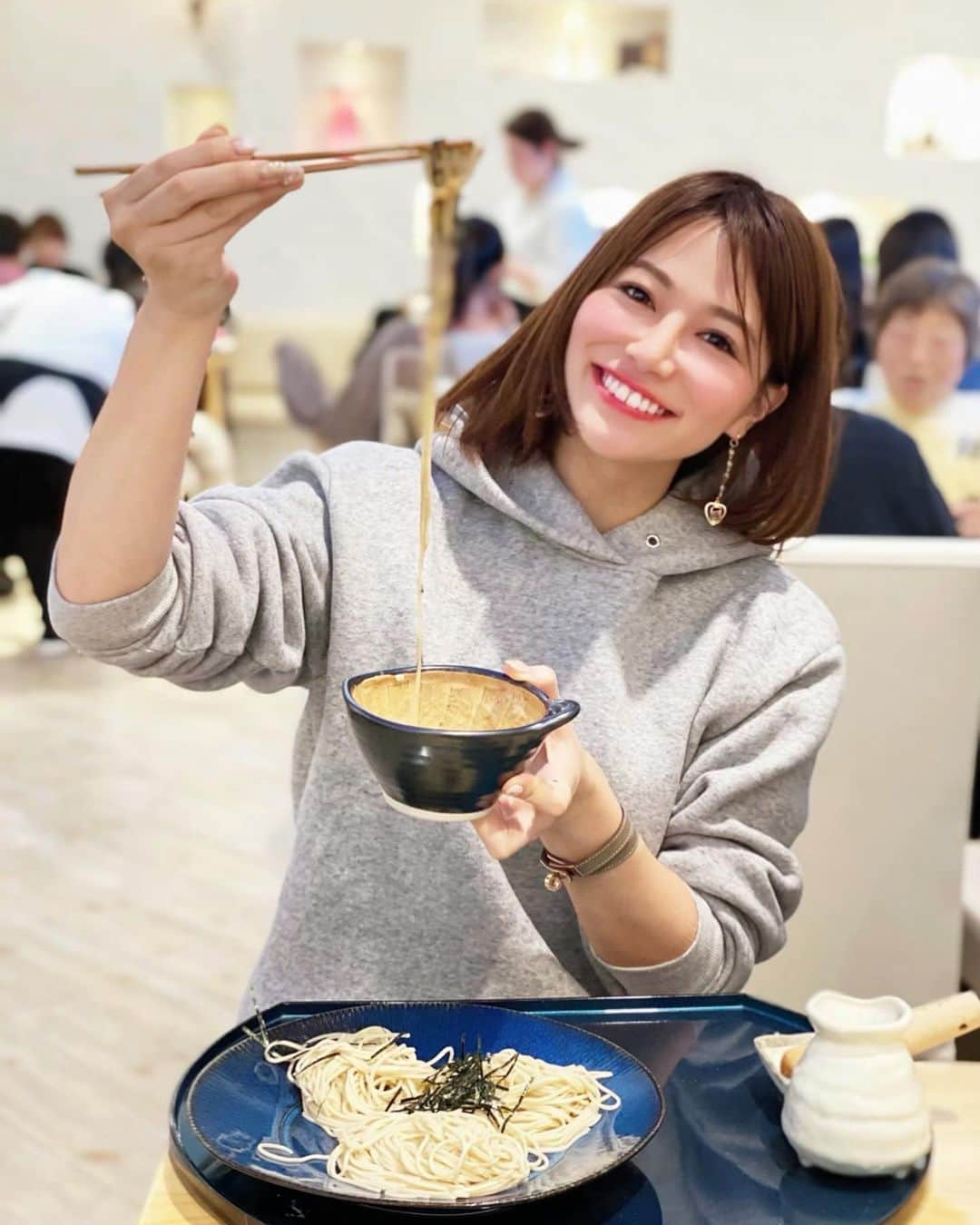 石井里奈さんのインスタグラム写真 - (石井里奈Instagram)「こんにちは🌞 . 年末年始なので投稿もラストスパート✨ . 年越しといえば、年越し蕎麦💕 . 箱根で人気のじねんじょ蕎麦を食べに行ってきました🥺💕 30分位並びましたが、じねんじょとろろ蕎麦、じねんじょがトロトロで最高🥺 . 自分で混ぜてより粘り気を出すのもおもしろい🥺毎日お店で打ち立ての新そばは最高でした☺️☺️ . これからまずは埼玉に帰省します🐈 小太郎に会えるのが楽しみ🏠 . また更新します！ . #りなまるグルメ #年越し蕎麦 #年越しそば #そば #蕎麦 #soba #じねんじょ蕎麦九十九 #じねんじょ #とろろ #とろろ蕎麦 #箱根グルメ #箱根旅行 #箱根観光 #箱根ランチ #hakone #温泉旅行 #温泉 #グルメ #グルメ旅 #旅行 #ヘルシー #パーカー #パーカーコーデ #大掃除 #帰省 #healthy #japanese #japanesefood #箱根そば #タビジョ」12月30日 16時35分 - ri7tin1025