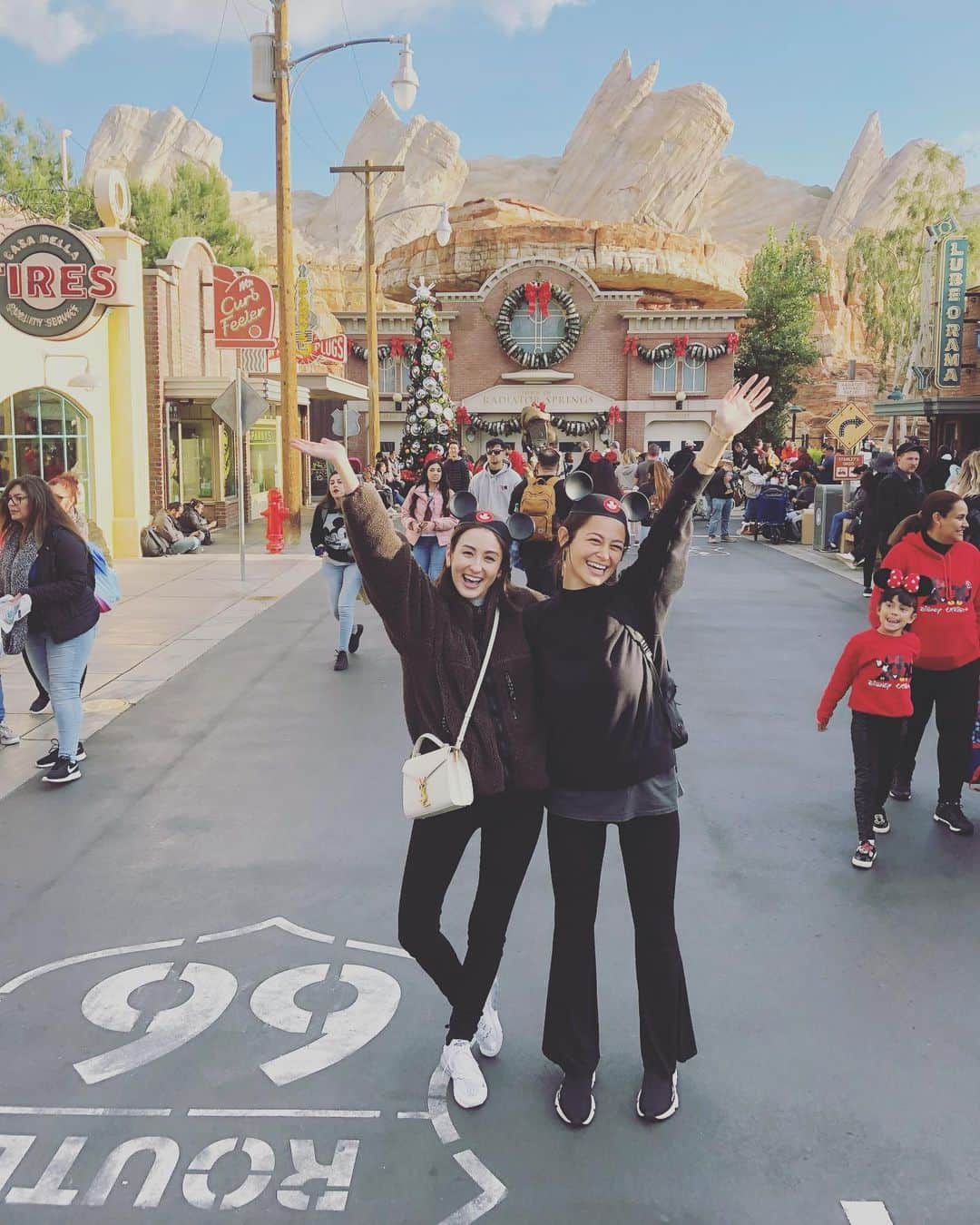 オードリー亜谷香のインスタグラム：「The happiest place on earth with my bestieeeeeeee 🖤❤️」
