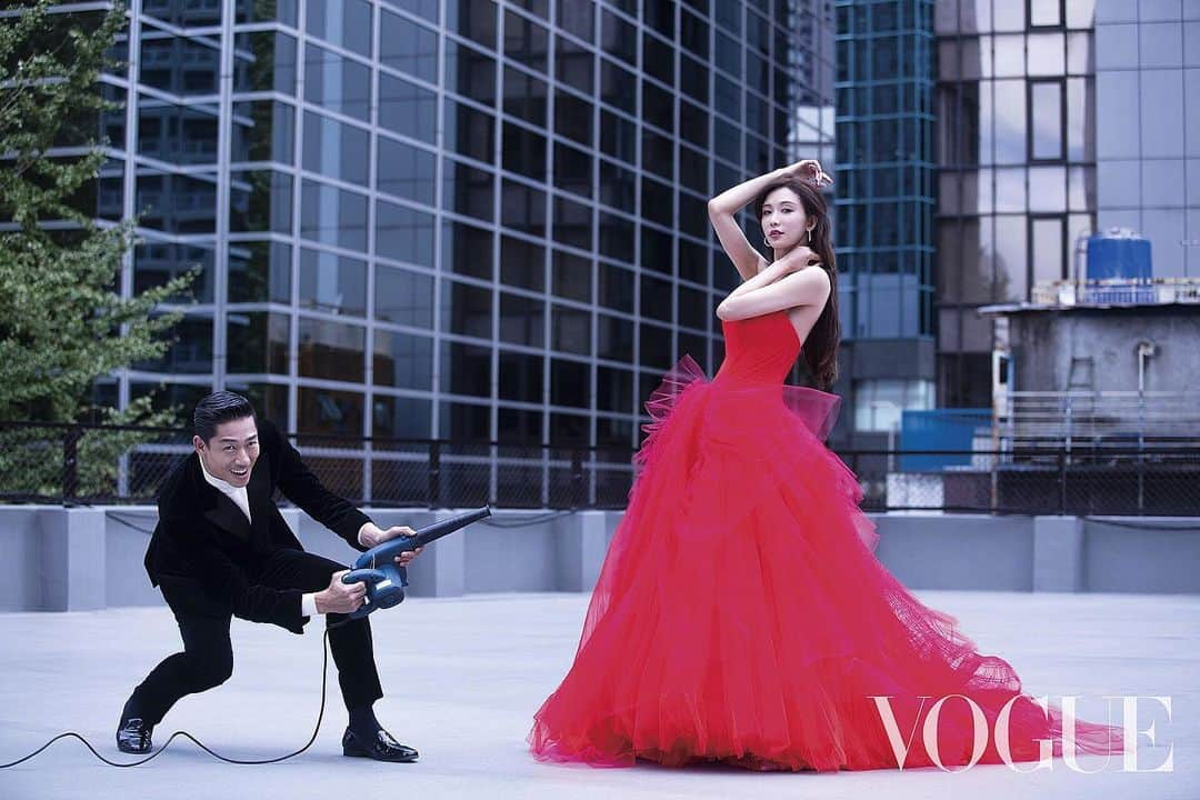 ハツコ エンドウさんのインスタグラム写真 - (ハツコ エンドウInstagram)「《VOGUE TAIWAN_ウェブサイト》掲載_ リン・チーリンさん衣裳協力_ @voguetaiwan  Dress：VERA WANG BRIDE_Octavia（カーディナル） ヴェラ・ウォン ブライド銀座本店 03-3535-2688  #hatsukoendo  #verawangbride #verawangbrideginza #wedding #dress #beauty #bridal #photo #shooting #voguetaiwan #web  #ハツコエンドウ #ヴェラウォンブライド #ヴェラウォンブライド銀座本店 #ウェディングドレス #カラードレス #ブライダル #ビューティー #撮影 #リンチーリン さん #衣裳協力 #ウェブサイト #掲載 #プレ花嫁 #日本中のプレ花嫁さんと繋がりたい」12月30日 16時36分 - hatsuko_endo