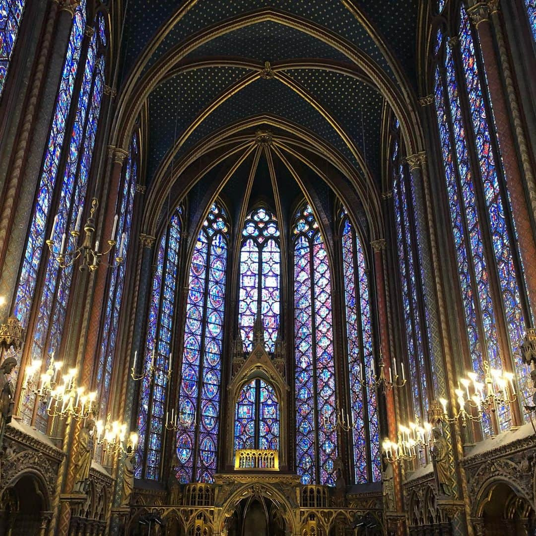 李忠成さんのインスタグラム写真 - (李忠成Instagram)「パリ最古の教会「Sainte Chapelle」 昔は文字を読むことが出来ない人でも物語で歴史を伝える教会の彫刻やステンドガラス🧫　左から進み上から下に読むマンガみたいな伝え方📖 #パリ　#教会　#サントシャペル　#ステンドガラス　#lee旅」12月30日 16時46分 - tadanarilee_official