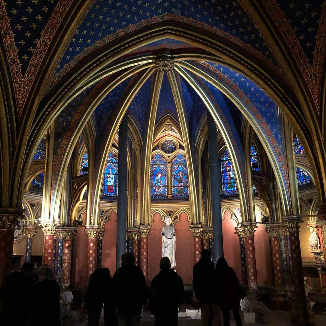 李忠成さんのインスタグラム写真 - (李忠成Instagram)「パリ最古の教会「Sainte Chapelle」 昔は文字を読むことが出来ない人でも物語で歴史を伝える教会の彫刻やステンドガラス🧫　左から進み上から下に読むマンガみたいな伝え方📖 #パリ　#教会　#サントシャペル　#ステンドガラス　#lee旅」12月30日 16時46分 - tadanarilee_official