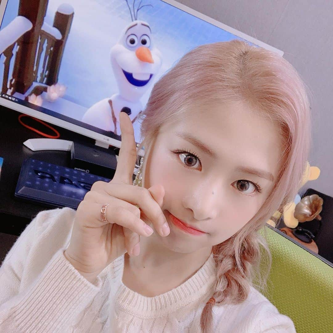 チェウォンさんのインスタグラム写真 - (チェウォンInstagram)「안녕 올라프☃️❄️#채원 💕」12月30日 16時38分 - chaeni_0824