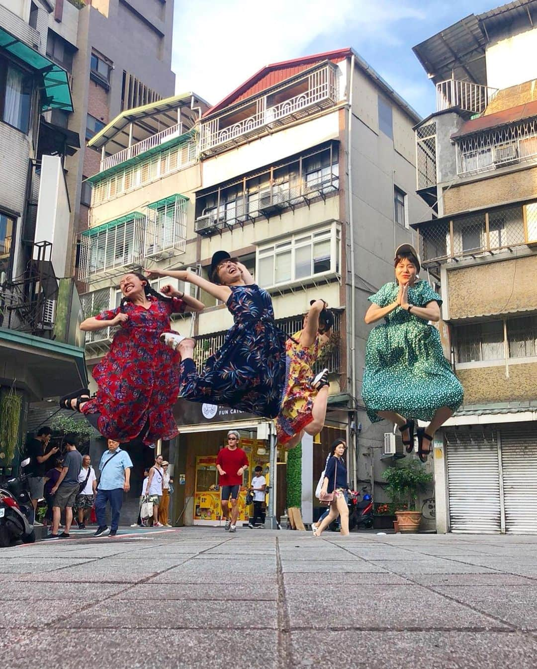 林田雪菜さんのインスタグラム写真 - (林田雪菜Instagram)「#今年の投稿今年のうちに 弾丸台湾✈️ 2泊3日で美味しいものを食べに🤤 2度目の台湾は懐かしくて楽しくて美味しかったなー✨ ワンピースとかサングラスとか色々ドレスコード決めて旅感増すやつ♡ 荷物はリュック1個☝️次はポシェットの旅しようね☻笑 次は緒方さんも一緒に❤️ 来年もたくさん弾丸旅行しましょう✨ #台湾#台北#台湾旅行#台湾女子旅#taiwan#taipei#夏#弾丸台湾#弾丸旅行#恒例のジャンプ写真#台湾食の旅#たくさん食べたなー#台湾ビール大好き#夜市#迪化街#女子旅#雪菜のお暇」12月30日 16時50分 - hayashidayukina