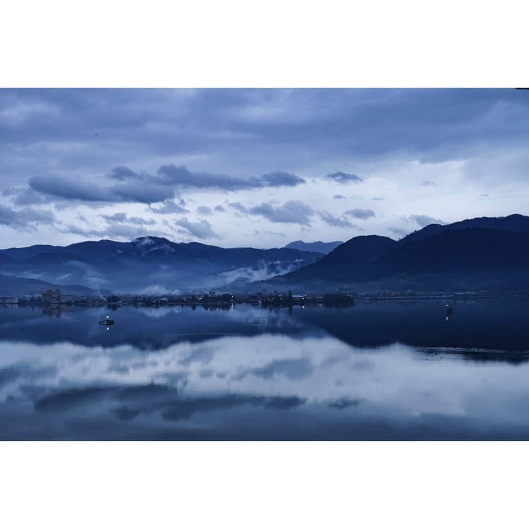峯岸伽奈のインスタグラム：「. . .  #年末家族旅行 　からのベストショット #部屋からの景色 #水鏡  #湖 #幻想的 #鳥取 #鳥取旅行 #東郷池  #sonyalpha #sonya7ii」