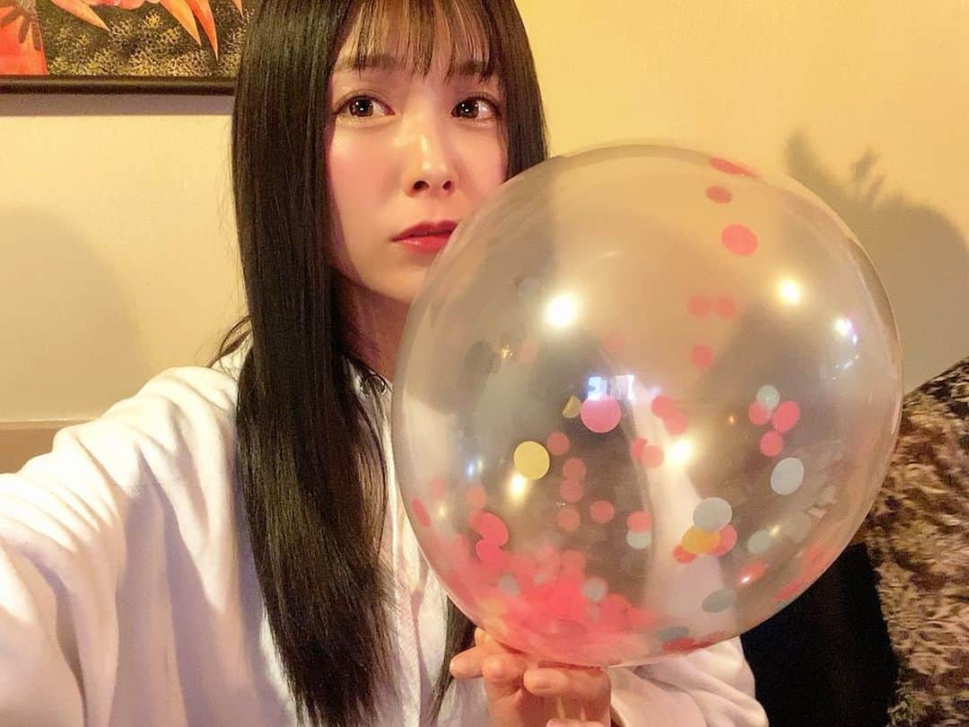 麻衣愛のインスタグラム：「先日、中学校からの同級生のお誕生日をお祝いしました🎉🎂 . このベルのケーキは友達の手作りなの💓すごくない!? 子供も食べるからクリームに着色料使わないでかぼちゃ入れて色付けしたんだって👀!!感動しちゃった🥺⭐️ . . でも、、、Birthdayのところに〝h〟入れ忘れちゃうところがほんと友達っぽくて好き💓しかもそれに誰も気付かない最高な同級生が大好き💓 . おめでとう🎊 #人形ケーキ #手作り #同級生 #ベルケーキ #ケーキ #ベル #お誕生日 #おめでとう #仲間 #友達 #家族みたい #紹興酒 #忘年会2019 #birthday #birthdaycake #disney」