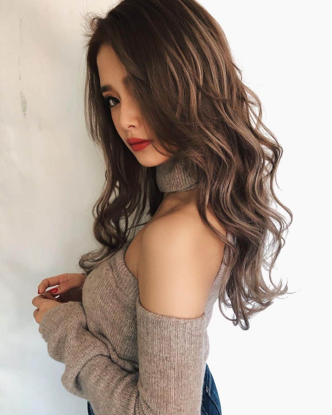 加藤美佳さんのインスタグラム写真 - (加藤美佳Instagram)「年明ける前に今年ラストのヘアメンテへ🖤💇🏼‍♀️ 2019ラストは切りっぱなしロングで❤️ 重めだと巻いた時ばり可愛い🧚🏼‍♀️ 今回は初のキャビアトリートメントをやって髪の毛最上級にサラッサラ👩🏼 もう高校生の時からお世話になってる　#lapis にて💃🏼 絶妙すぎるカラーとエクステ、 外せないサロン#lapis  @lapis_sota いつもありがとうございます🧏🏼‍♀️ 来年もよろしくお願いします！✨ . . #切りっぱなしロング #切りっぱなし #newhair #haircolor #hairstyle #lapis」12月30日 17時04分 - katomika1212