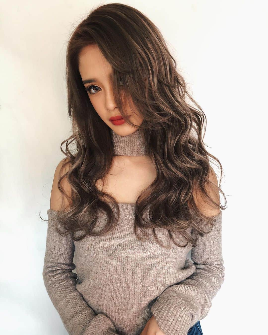 加藤美佳さんのインスタグラム写真 - (加藤美佳Instagram)「年明ける前に今年ラストのヘアメンテへ🖤💇🏼‍♀️ 2019ラストは切りっぱなしロングで❤️ 重めだと巻いた時ばり可愛い🧚🏼‍♀️ 今回は初のキャビアトリートメントをやって髪の毛最上級にサラッサラ👩🏼 もう高校生の時からお世話になってる　#lapis にて💃🏼 絶妙すぎるカラーとエクステ、 外せないサロン#lapis  @lapis_sota いつもありがとうございます🧏🏼‍♀️ 来年もよろしくお願いします！✨ . . #切りっぱなしロング #切りっぱなし #newhair #haircolor #hairstyle #lapis」12月30日 17時04分 - katomika1212