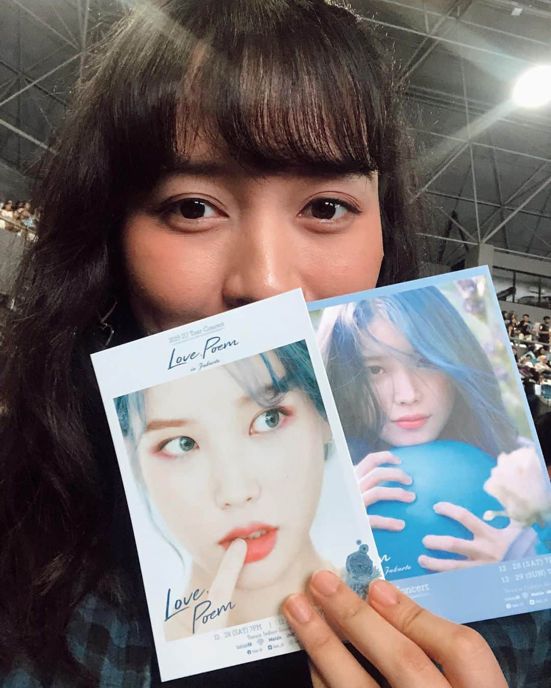 デフィ・キナル・プトリさんのインスタグラム写真 - (デフィ・キナル・プトリInstagram)「Love Poem💙 @dlwlrma , Tahun lalu ke bangkok demi nonton IU, tahun ini ternyata akhirnya IU ke Indonesia juga😭. yang aku suka dari IU pasti karyanya karna genre tiap comeback itu selalu berubah tapi tetep bagus.  ngefans dari smp sampe skrg💙 Kmrn aku seperti terkena doublekill karna Dress awal IU seperti elsa warnanya, dan keren banget huhuhu.  Last Night Story(Eojetbam Iyagi) terepic. seru banget rasanya. menutup tahun ini dengan bahagia sekali. semoga teteh IU tiap tahun kesini lagi ya💙  #kinal #iu #lovepoem」12月30日 17時12分 - kinalputridevi