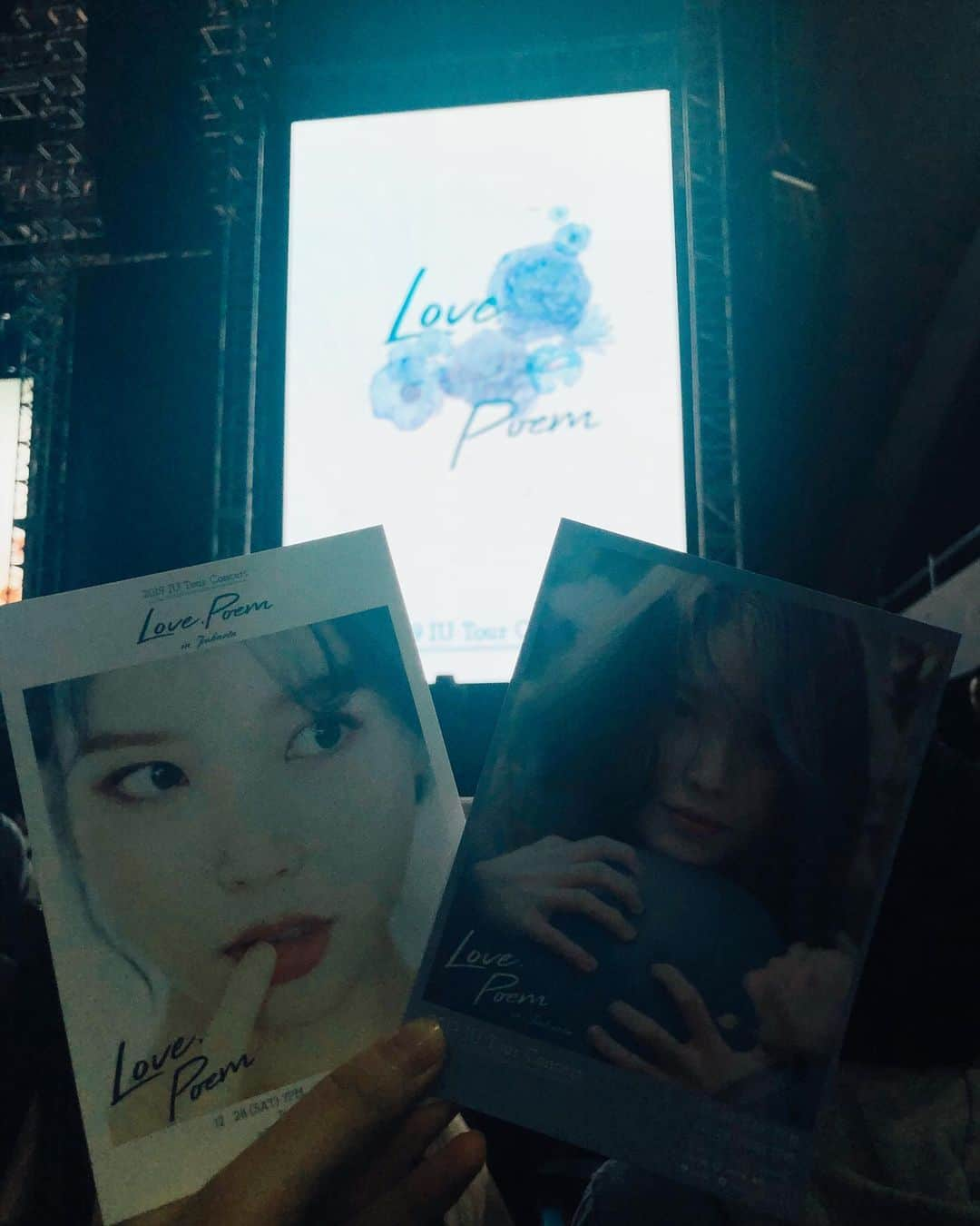 デフィ・キナル・プトリさんのインスタグラム写真 - (デフィ・キナル・プトリInstagram)「Love Poem💙 @dlwlrma , Tahun lalu ke bangkok demi nonton IU, tahun ini ternyata akhirnya IU ke Indonesia juga😭. yang aku suka dari IU pasti karyanya karna genre tiap comeback itu selalu berubah tapi tetep bagus.  ngefans dari smp sampe skrg💙 Kmrn aku seperti terkena doublekill karna Dress awal IU seperti elsa warnanya, dan keren banget huhuhu.  Last Night Story(Eojetbam Iyagi) terepic. seru banget rasanya. menutup tahun ini dengan bahagia sekali. semoga teteh IU tiap tahun kesini lagi ya💙  #kinal #iu #lovepoem」12月30日 17時12分 - kinalputridevi