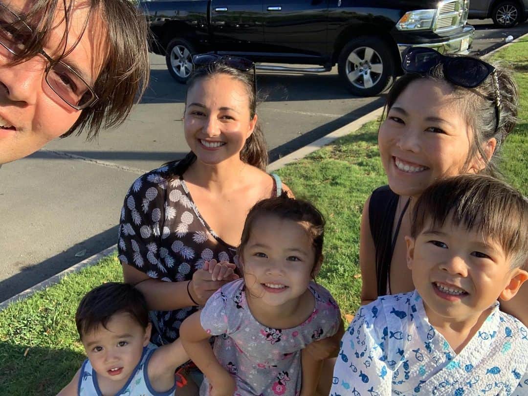 エリナ シルカのインスタグラム：「Amazing afternoon with the Sharps 🥰 ヤドカリハンターのおかげで子供達は生物の勉強ができました(^^) 笑　コオリナにタイドプールがあるって初めて知った〜！」