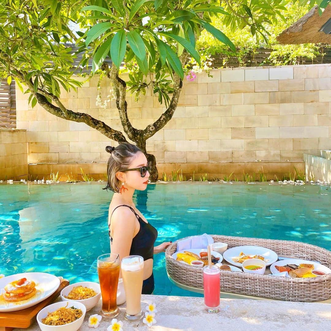 梅谷安里さんのインスタグラム写真 - (梅谷安里Instagram)「プールで朝食🌺 バリでしてみたかった事のひとつ フローティングブレークファスト😋🌺 ・ ・ #floatingbreakfast  #bali#breakfast  #anritravelgram  #あん旅#balivilla#ヴィラ」12月30日 17時10分 - anriworld