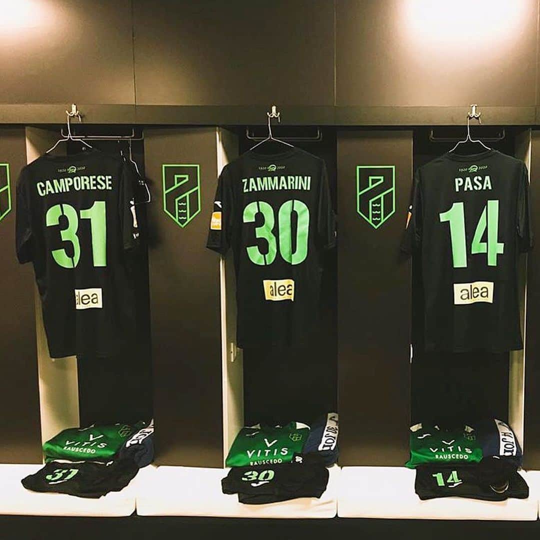 ミケーレ・カンポレーゼのインスタグラム：「🦎 avanti ramarri 🦎 #vittoria#PordenoneCremonese#SerieB#Daciaarena#Mikecampo31#pordenonecalcio#Friuli#Verdeneri#football @pordenone_calcio @robertozammarini @simopasa」