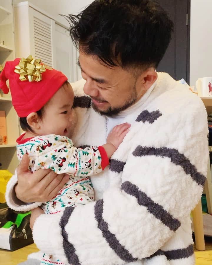 SONNYのインスタグラム：「Taking her first steps👣 Doesn’t get any better than this on CHRISTMAS morning🎄 ティアナが歩いた👏 これ以上無いクリスマスプレゼント🎁  #FirstSteps #BabySanta」