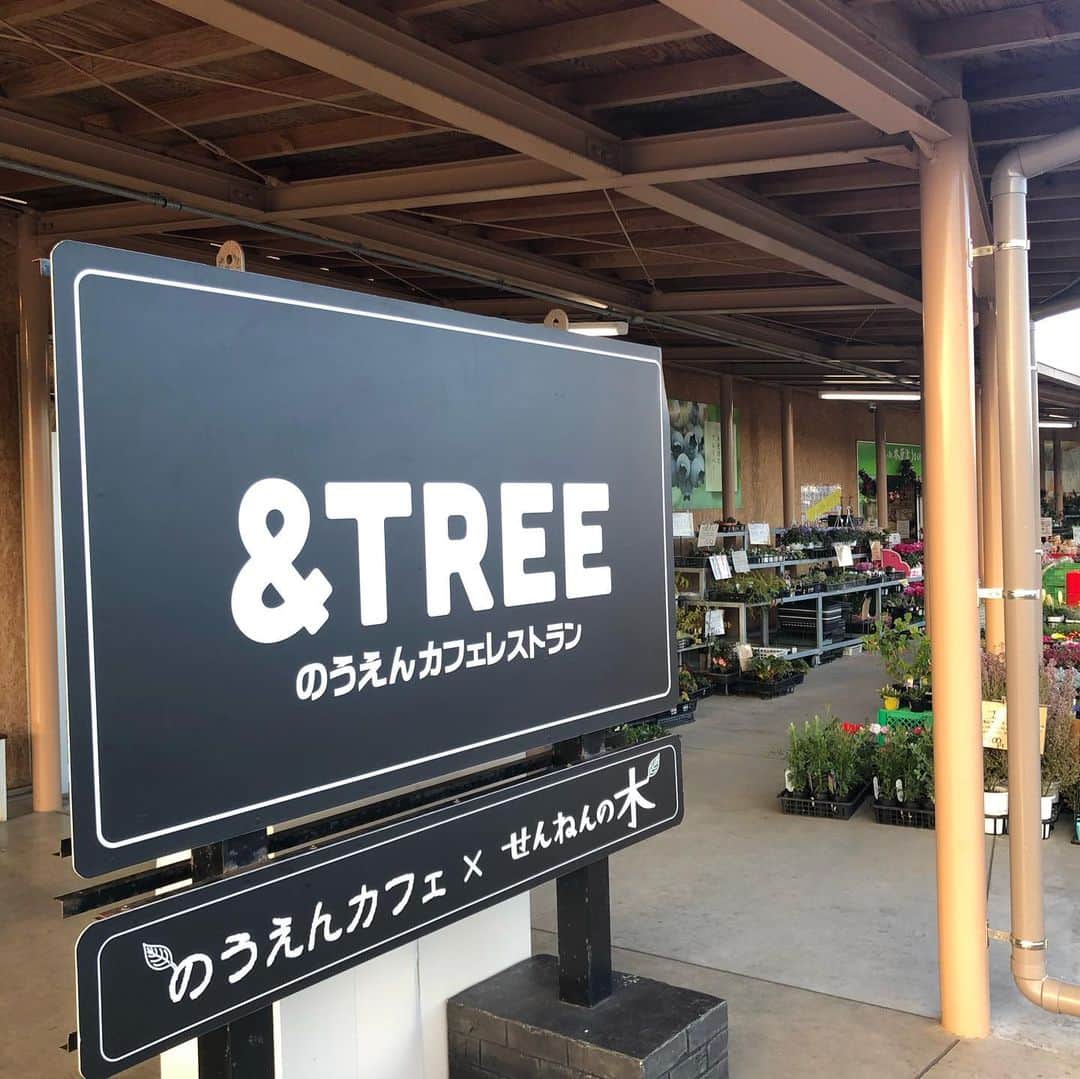 吉田眞紀人さんのインスタグラム写真 - (吉田眞紀人Instagram)「... 木更津にある道の駅【うまくたの里】に行ってきました！ ここでは木更津のお土産などが沢山売っていて人気です^ ^  まだあまり知られてないかもですが、実はこのうまくたの里ではレンタサイクルもやっています🚴‍♂️ 天気が良い時に自転車でのんびり旅をするのもいいですよね！！ ぜひレンタサイクルに乗って木更津の街を探検してみてください😄  今はちょっと寒いかもですが、、、笑  #うまくたの里 #道の駅 #木更津 #レンタサイクル #Bianchi #木更津ふるさと応援団」12月30日 17時15分 - makito_official