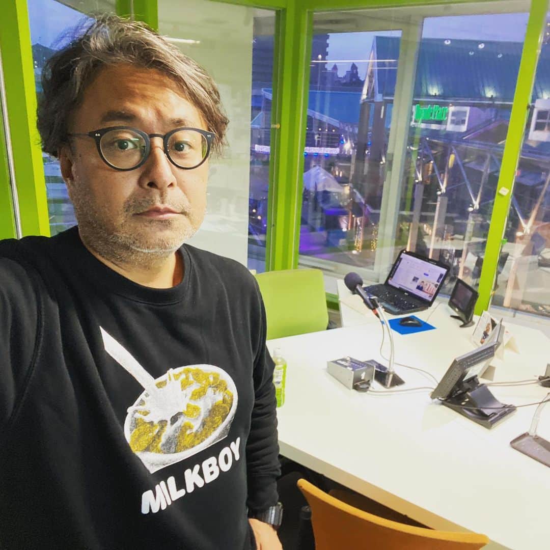 栗田善太郎のインスタグラム：「18時からはCROSS FM URBAN DUSK！今年のラジオ納めとなります！MILKBOYトレーナーで気合充分(笑)  #吉祥寺 #Tシャツ #smalldesign #jijit #souvenirkichijoji #milkboy #ミルクボーイ  #コーンフレーク」