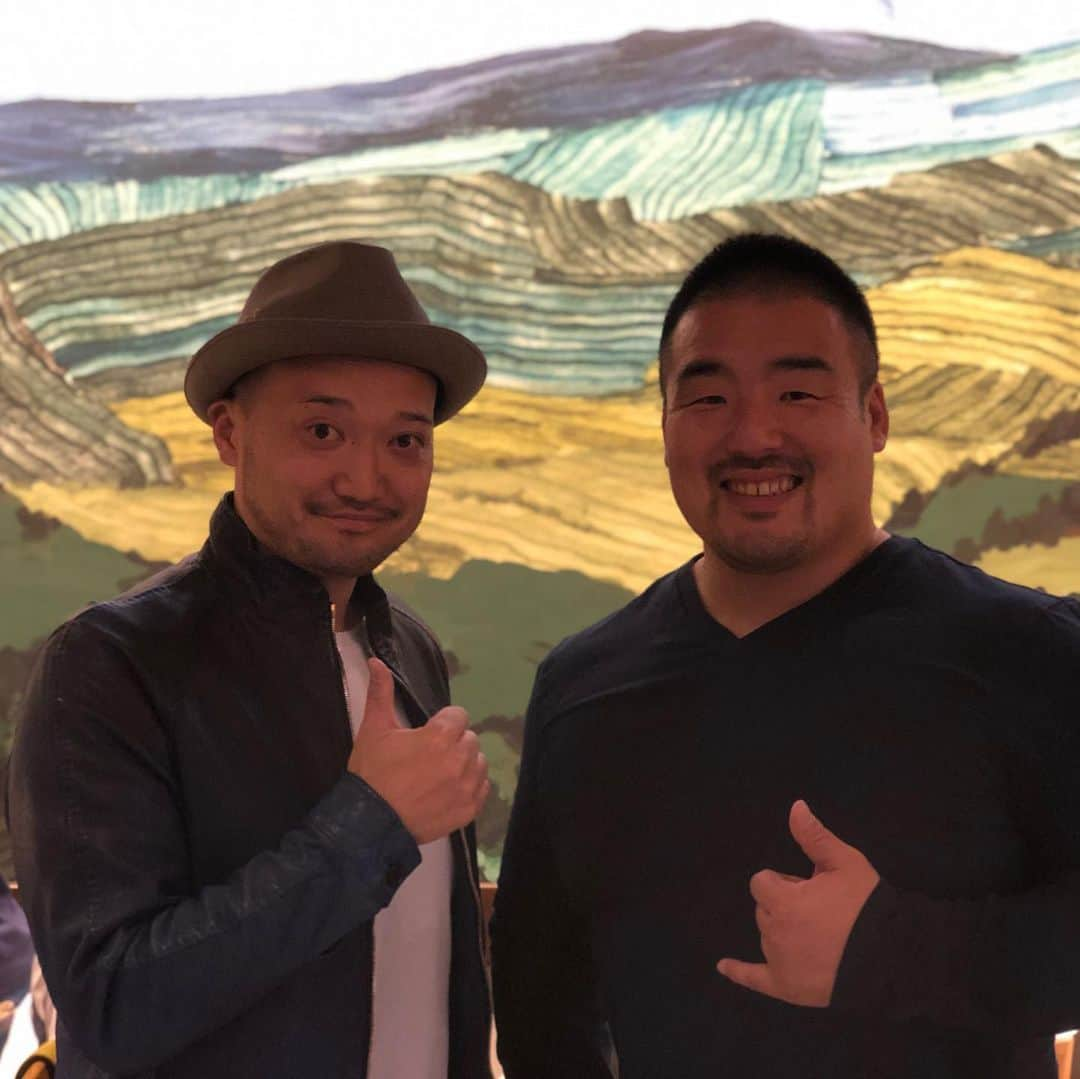 石原孝尚さんのインスタグラム写真 - (石原孝尚Instagram)「ラグビーの日本代表でも活躍された豊田自動織機シャトルズの長江有祐さんとキャッチアップさせてもらいました。  ラグビーへの熱い思いを聞かせていただき、日本でラグビーに関わる幸せな人たちを増やしたいという思いを共有できました。  僕の出来ることをご協力させてもらいたいと思います！  Avacus株式会社代表の松田さんも参加していただき、僕のオンラインスクールも仮想通貨を導入することにしました！  すごく楽しい時間でした😊  ありがとうございました😊  #長江有祐  #ラグビー日本代表  #春日井」12月30日 17時25分 - taka_ishihara