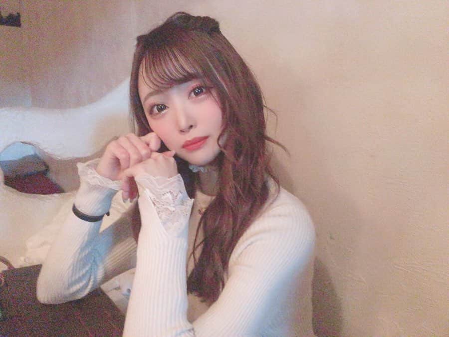 のインスタグラム：「・ この#ヘアアレンジ どんな服にも合うから万能💕 ・ ・ ベージュは可愛い🍼 袖にレースついててこのワンピースお気に入り〜💓 ・ #ootd #fashion #onepiece #hair #hairstyle #miumiu #キャバクラ」