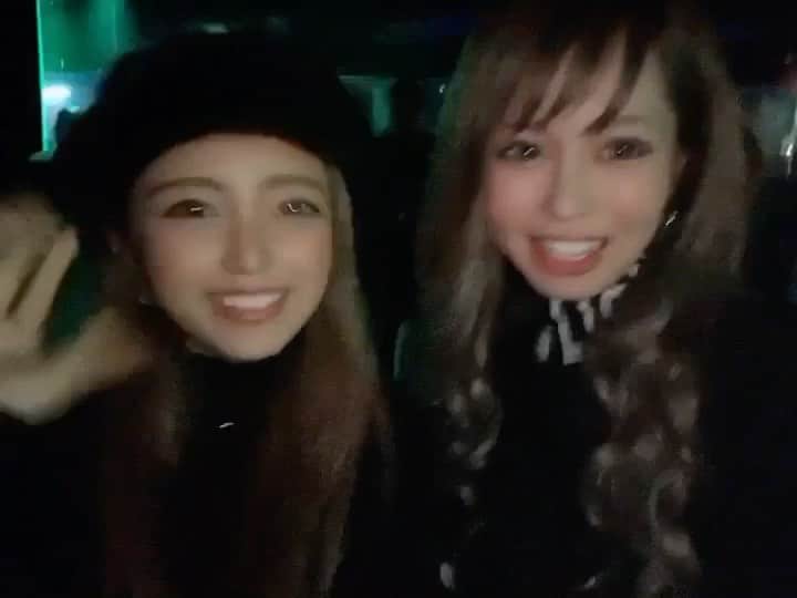 AMIのインスタグラム：「💋 . ちゃんもりに会いに人生2度目のクラブに(白目) . #余裕でこの時の記憶無い #すかしてるけどばか横乗り」