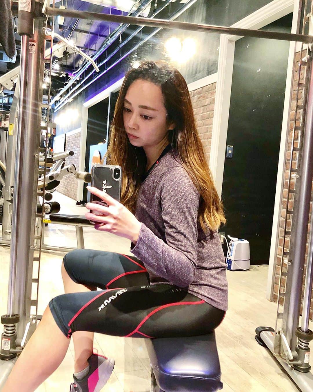 石田美奈子のインスタグラム：「𝕎𝕠𝕣𝕜𝕠𝕦𝕥. . #ジム納め 💪 今日はジムの年内最終営業日。 すごく混んでいました☺︎ 皆さん意識高い‼︎ . ウェアは“THE WARP by ennerre マッスルメーカー1.5”を着用✨ 上もインナーとして着ています。 . マッスルメーカーは通常のトレーニングの1.5倍の負荷をかけることができる#コンプレッションウェア ！ 1.5倍効率良くトレーニングできるので、短時間集中で#筋トレ してきました😊 → @thewarpbyennerre . 年末の#暴飲暴食 による体重増加、早く元に戻さなきゃ！💔 . 💪 → #minako_workout . #workout #gym #training  #thewarpbyennerre #ザワープバイエネーレ #マッスルメーカー#ワークアウト女子 #トレーニング女子 #シェイプアップ #筋トレ女子」